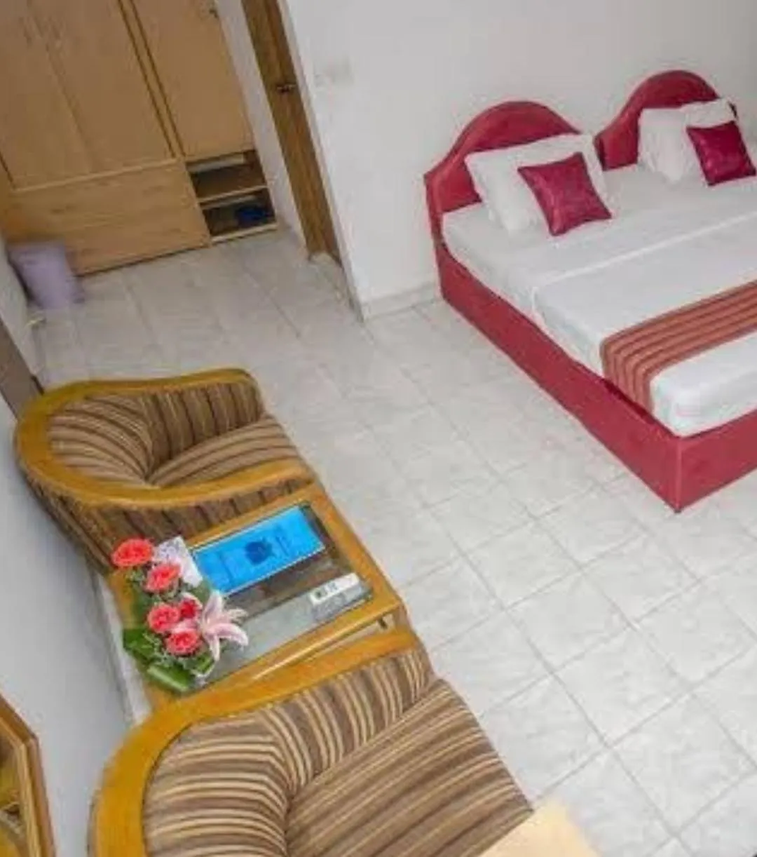 Bed in Laurel Lakefront Hotel