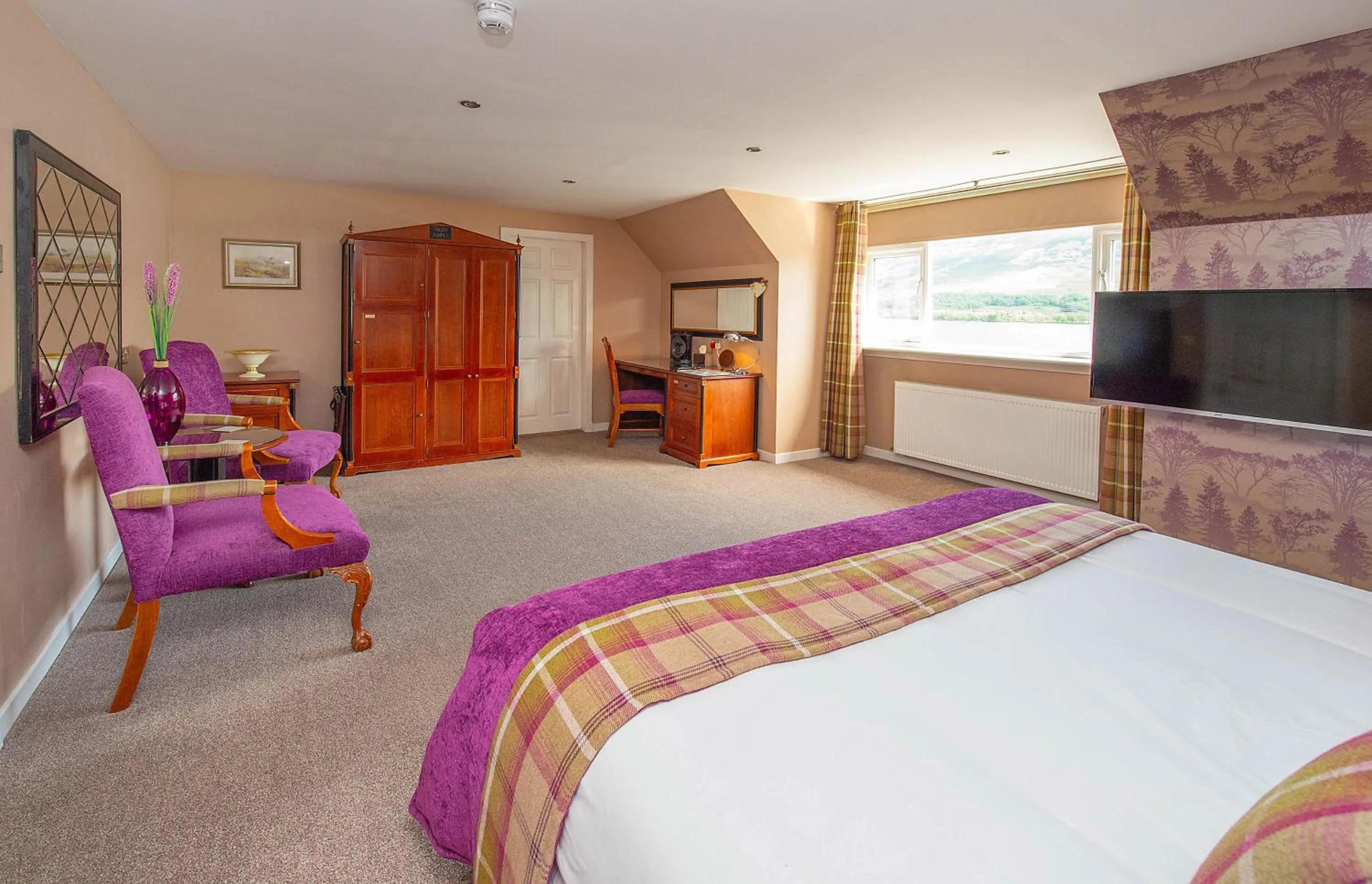 Bed in The Clachan Hotel, Lochearnhead