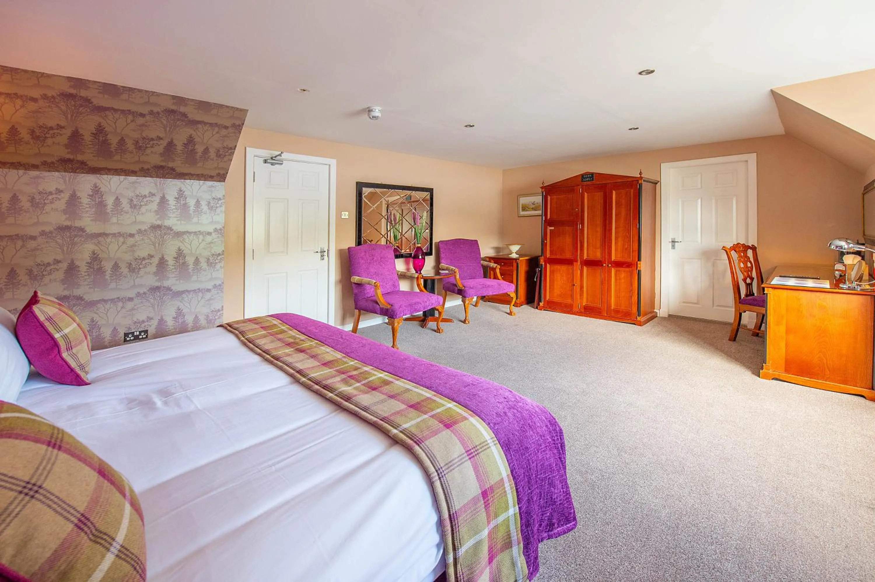 Bed in The Clachan Hotel, Lochearnhead