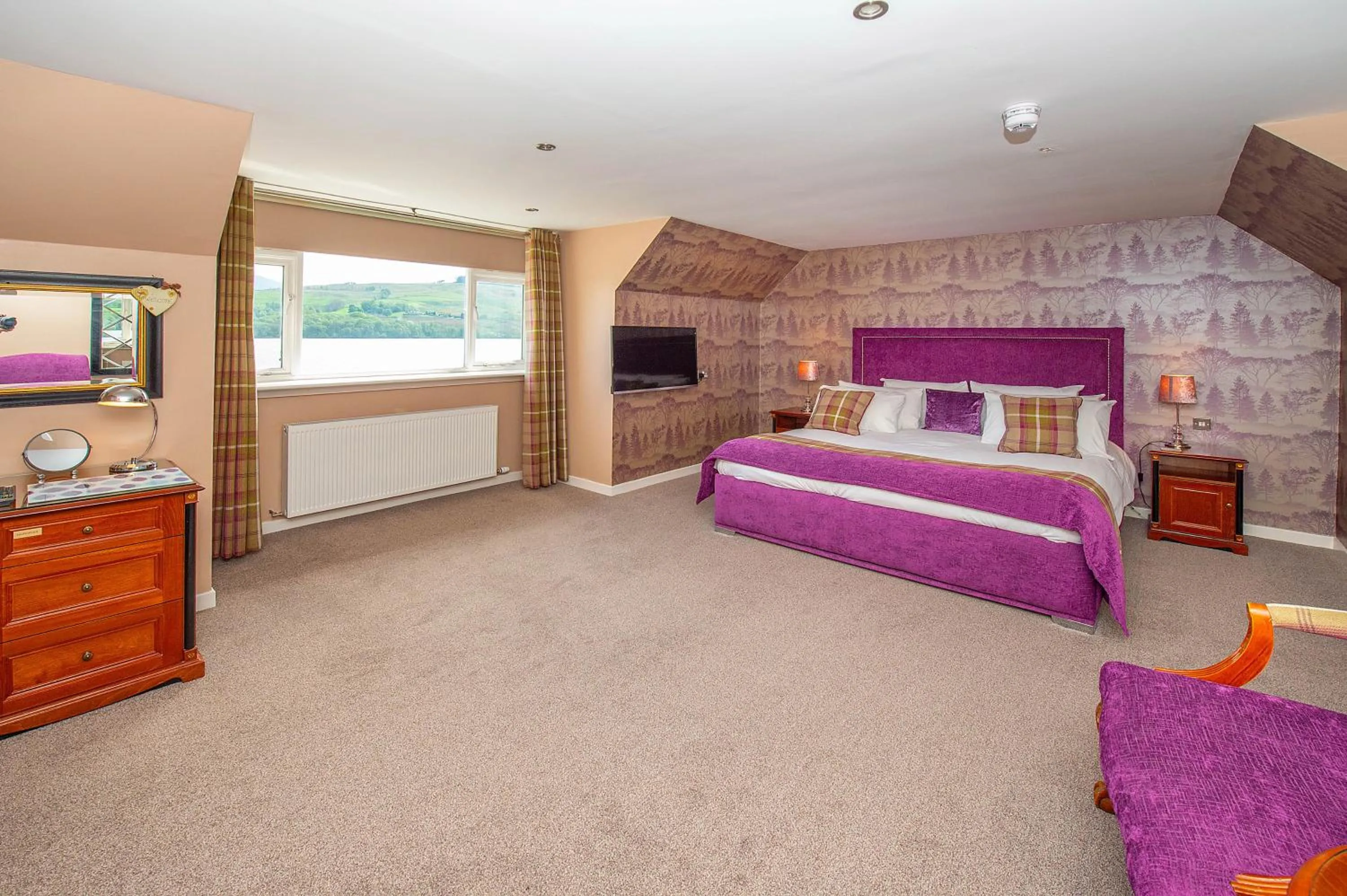 Bed in The Clachan Hotel, Lochearnhead