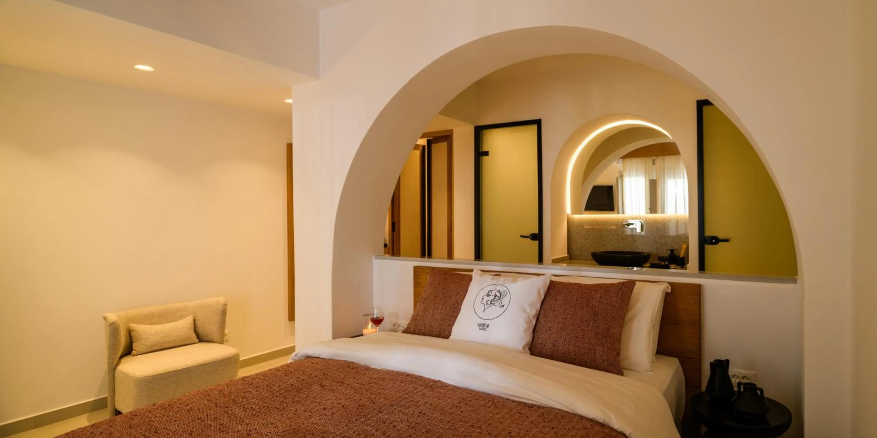 Photo of the whole room, Bed in Safrani Suites