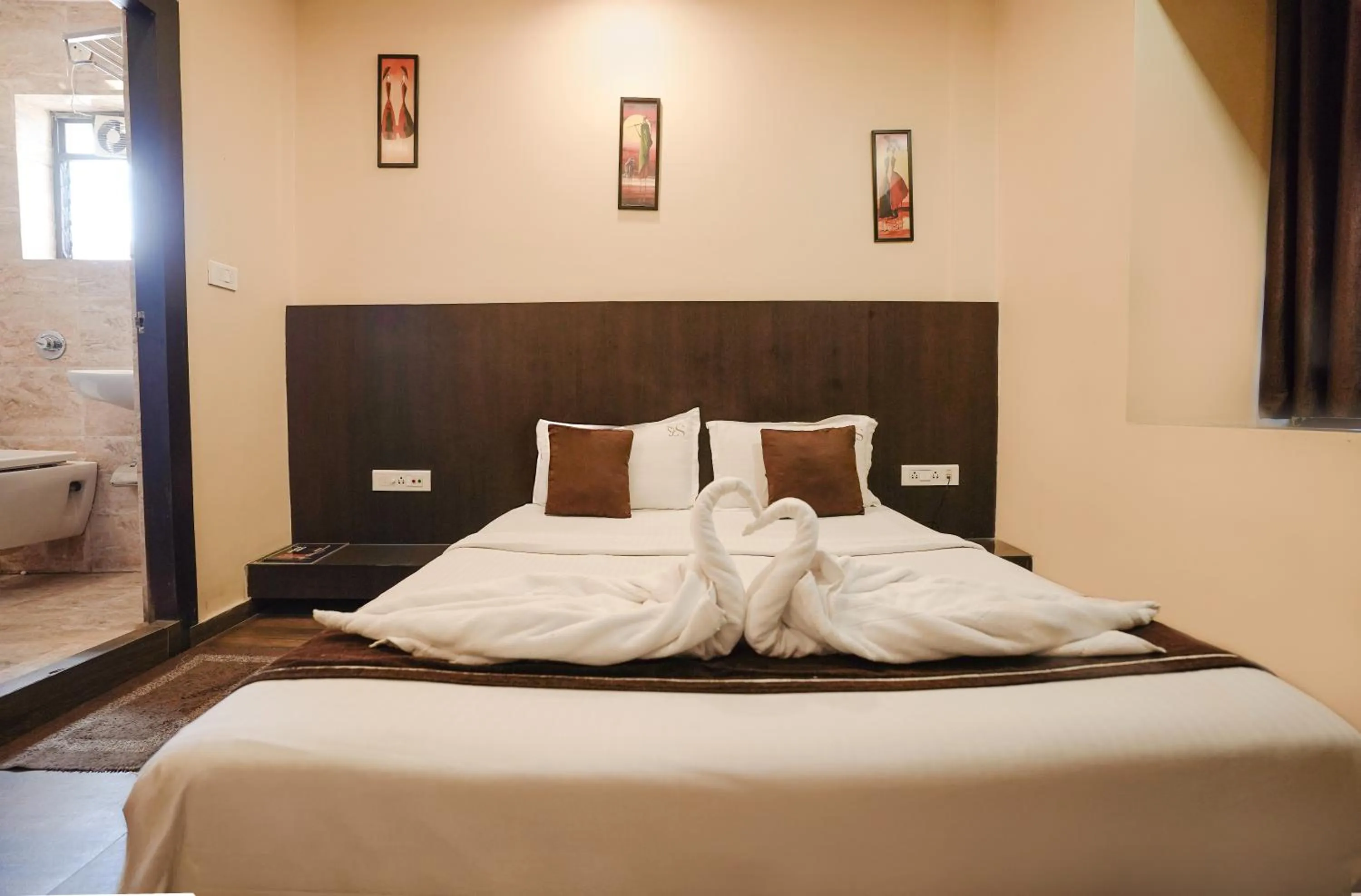 Bed in Hotel Sheldon International Near Science City