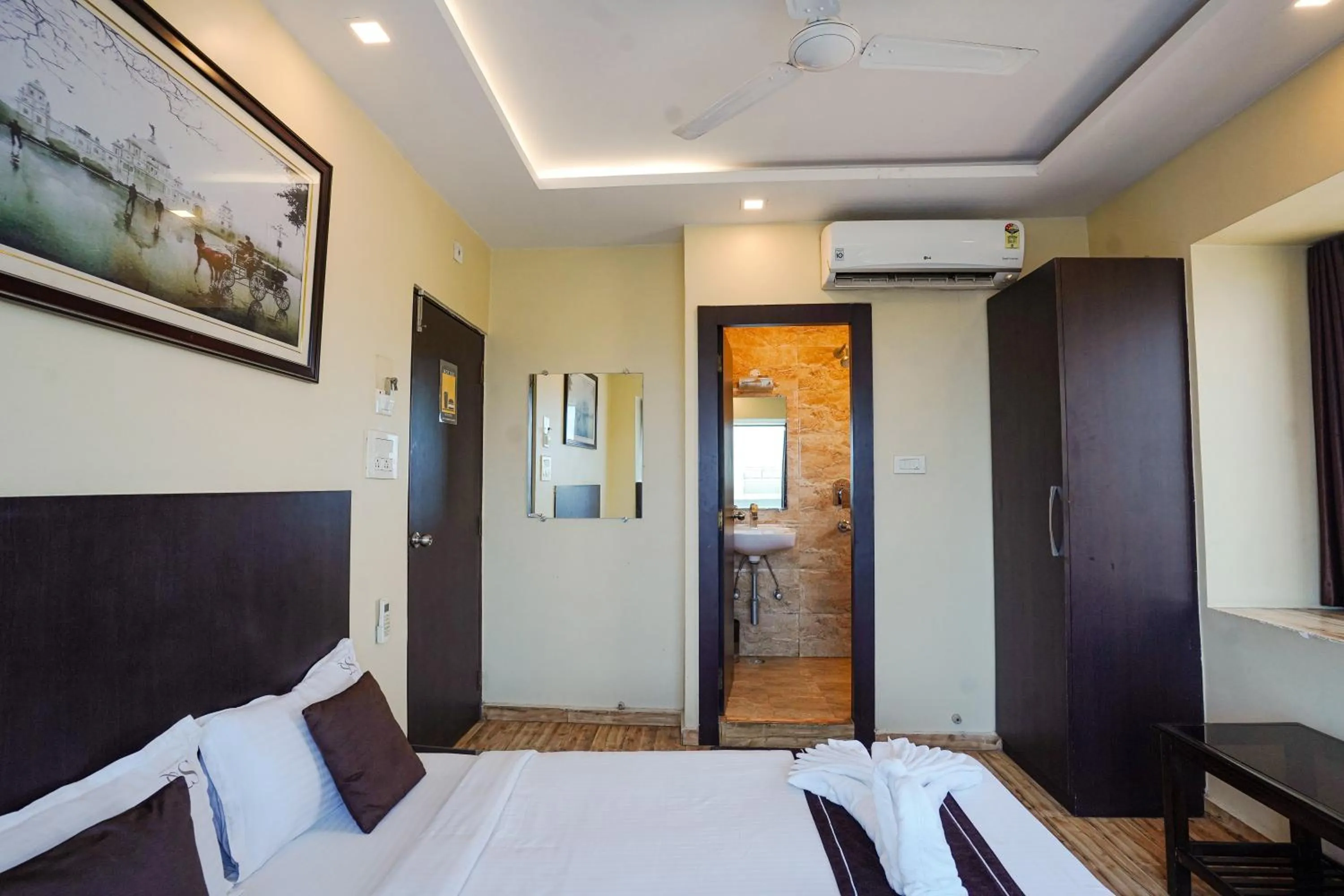 Bed in Hotel Sheldon International Near Science City