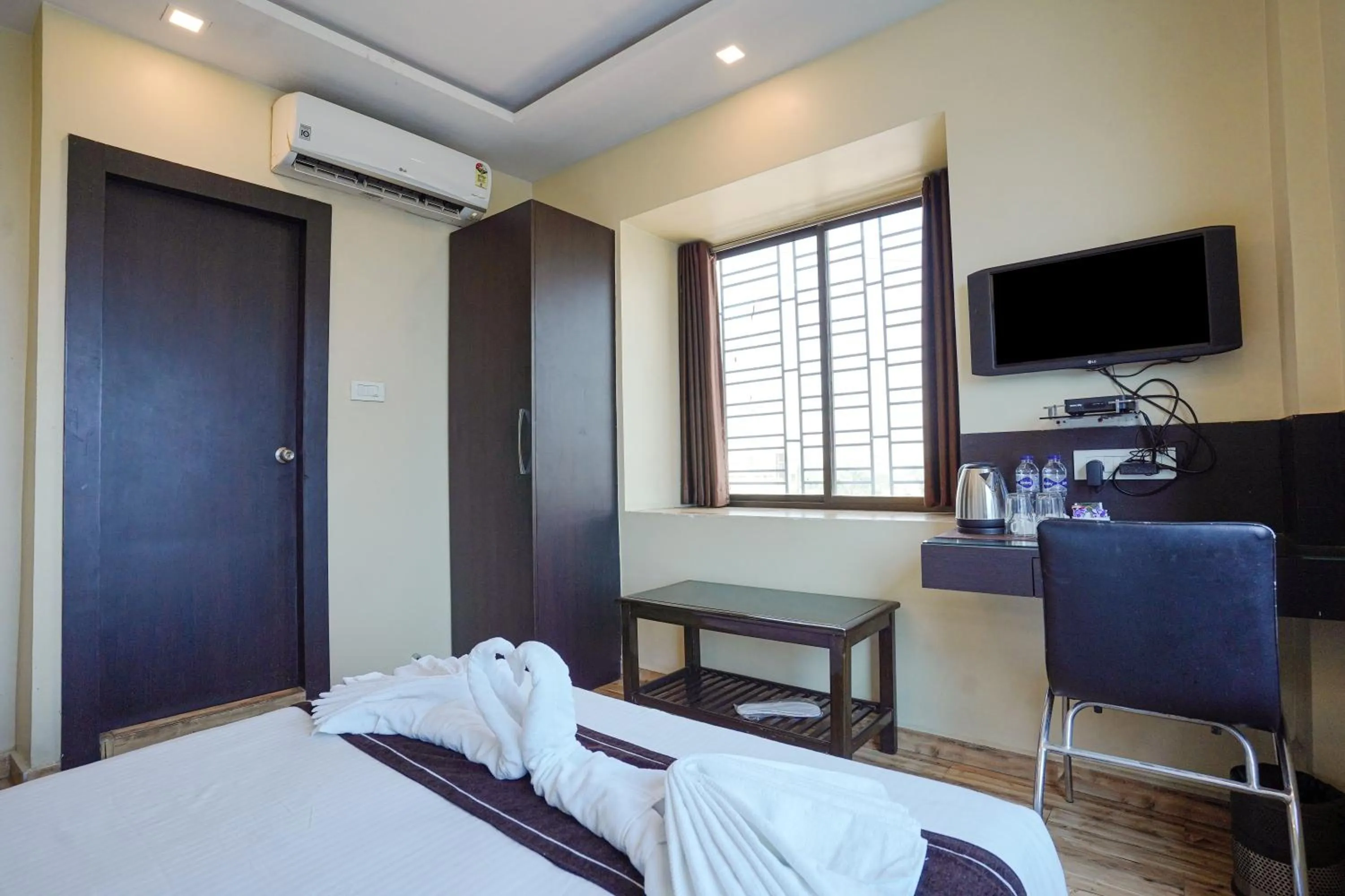 Bed in Hotel Sheldon International Near Science City