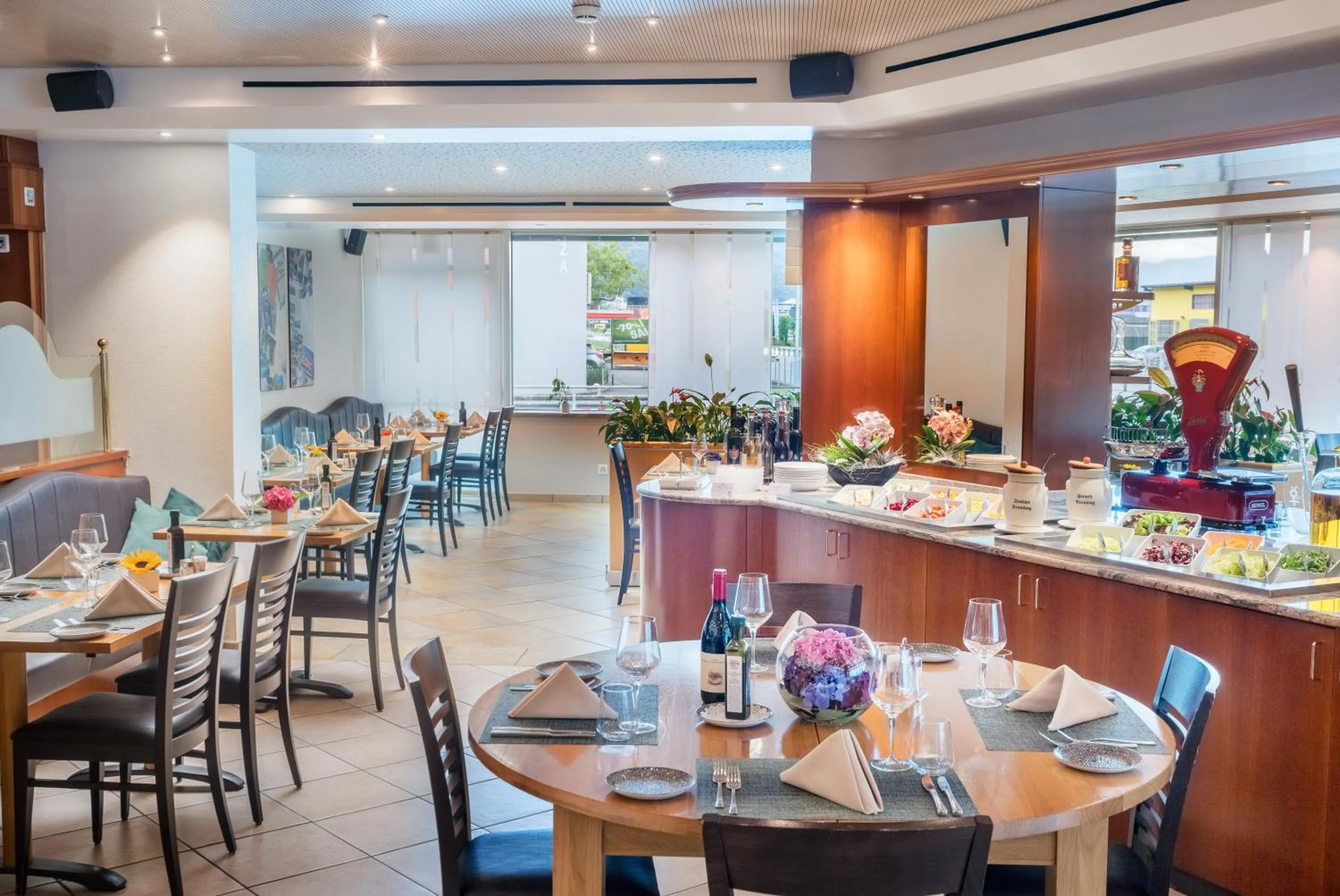 Restaurant/places to eat in Hotel La Perla