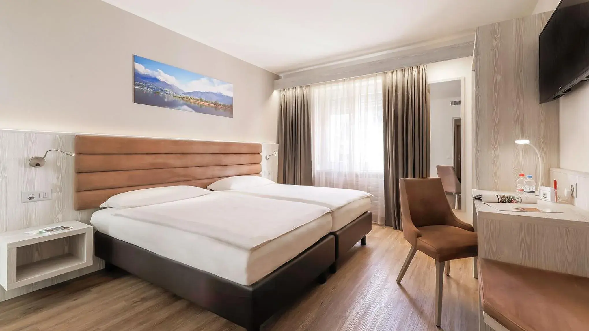 Modern Superior Double Room in Hotel La Perla Modern Superior Double Room in Hotel La Perla