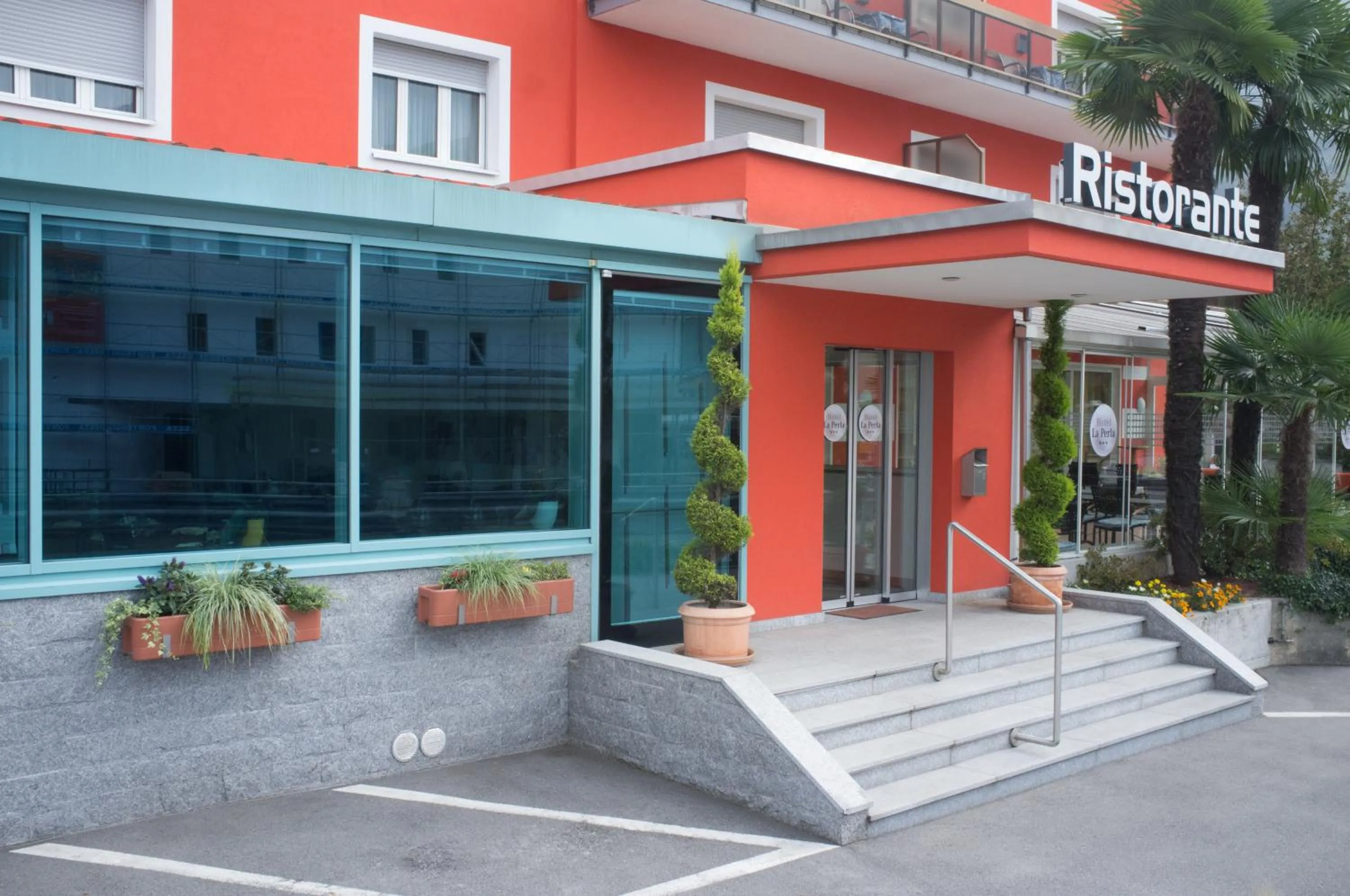 Facade/entrance in Hotel La Perla