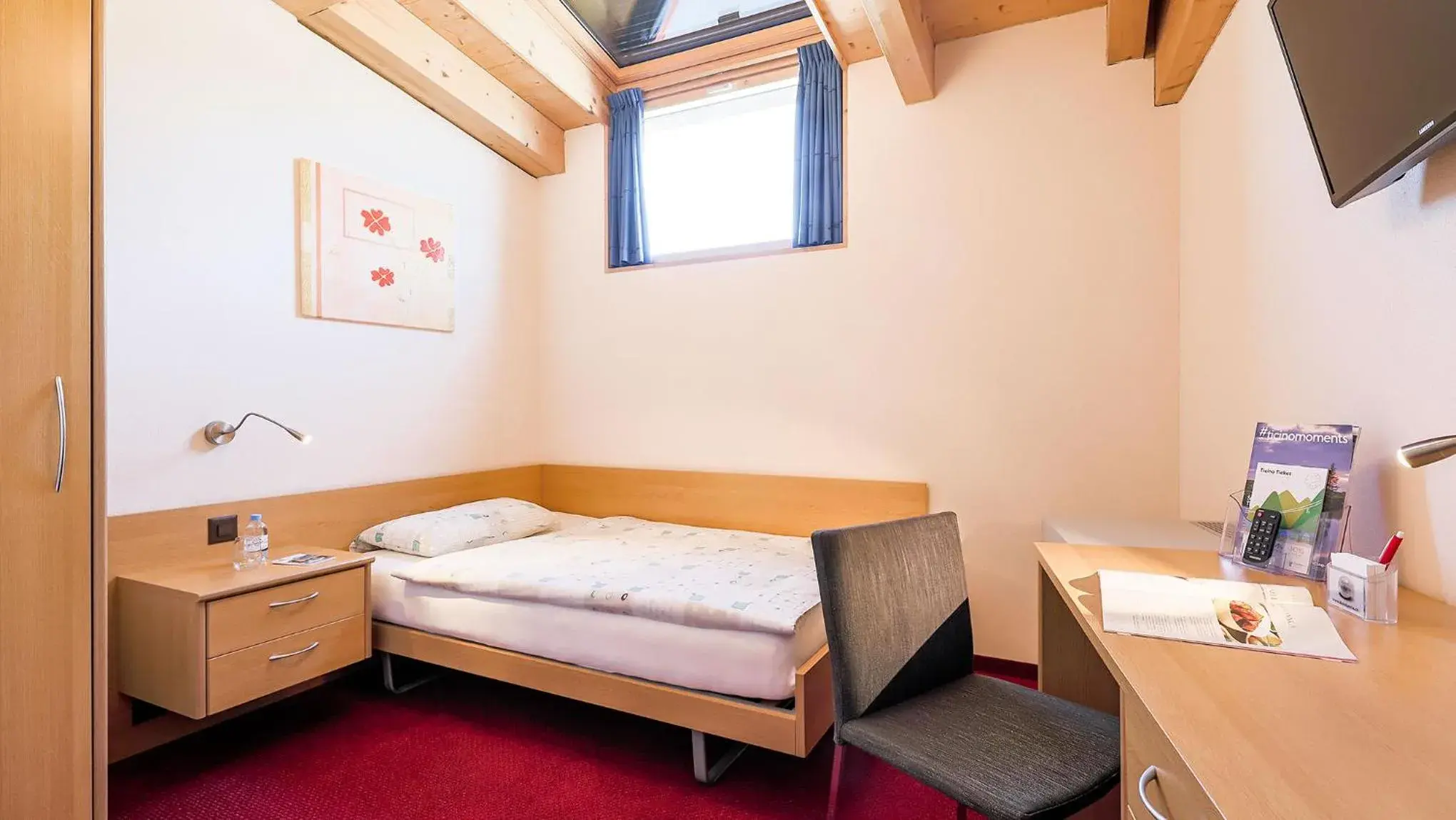 Attic Single Room in Hotel La Perla Attic Single Room in Hotel La Perla