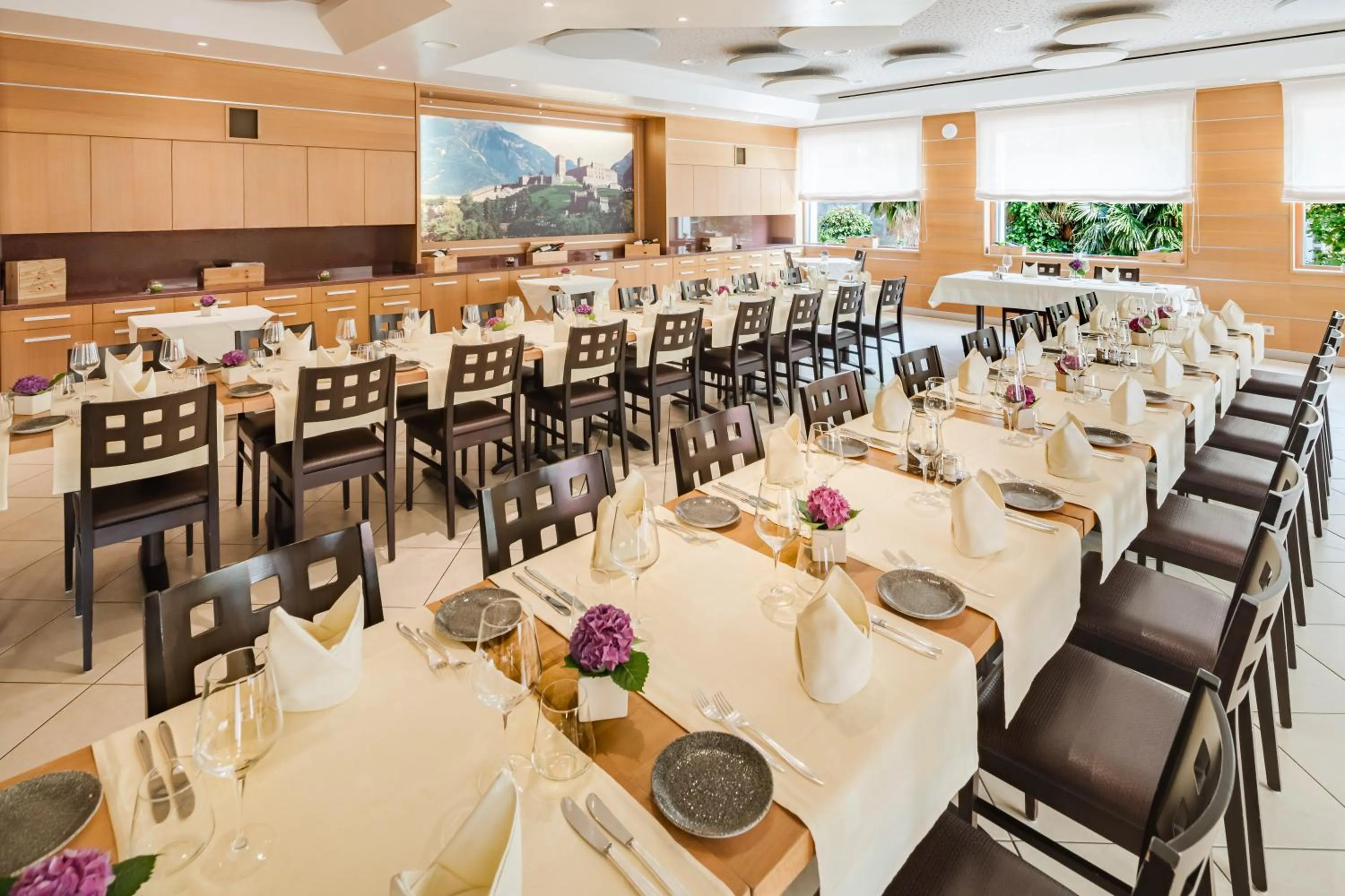 Restaurant/places to eat in Hotel La Perla