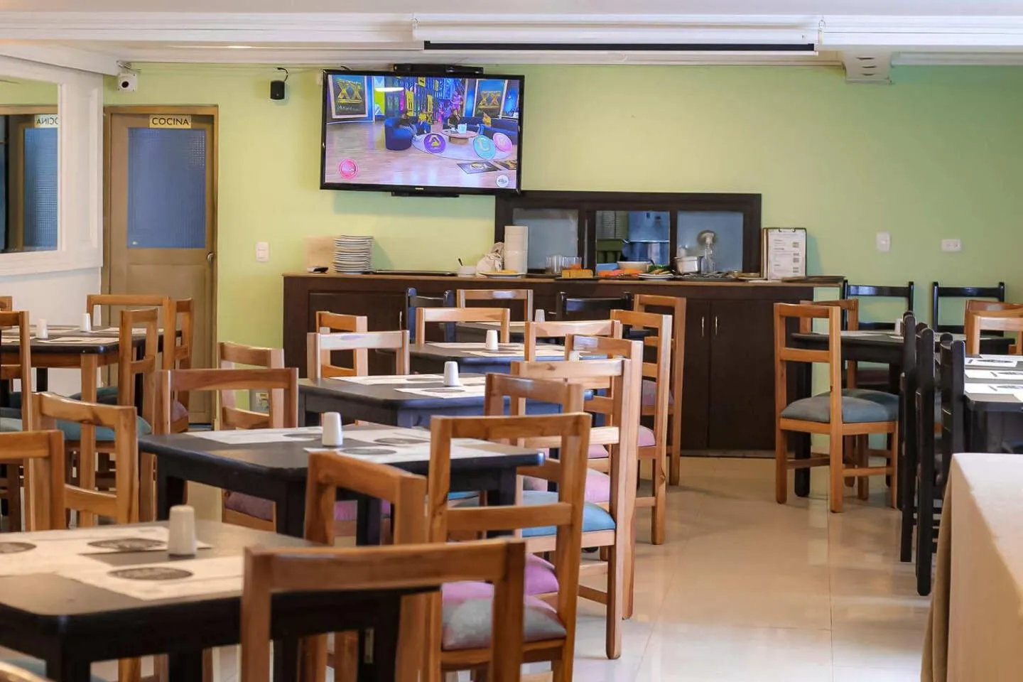 Restaurant/places to eat in Hotel Virrey Central