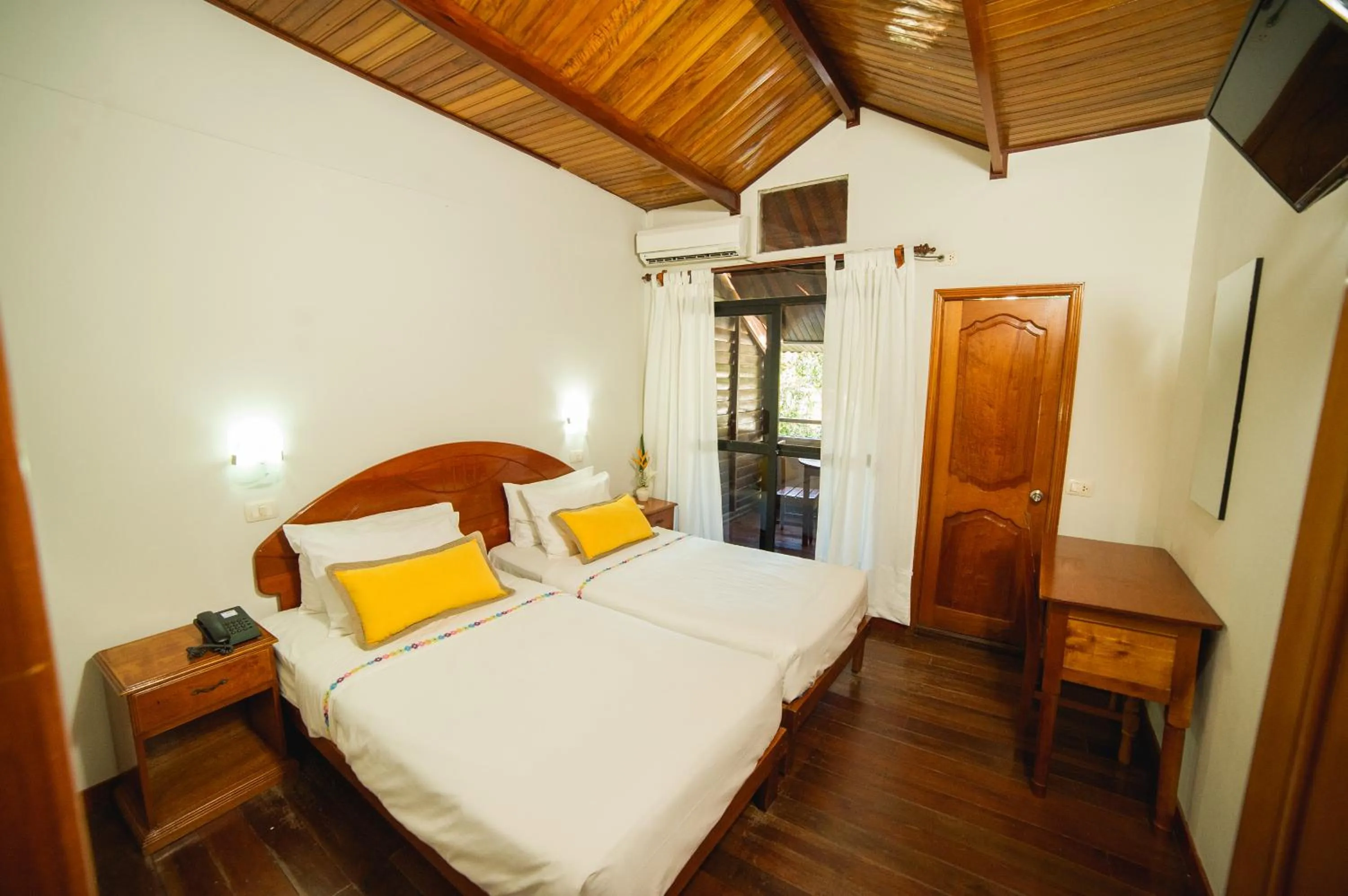 Photo of the whole room, Bed in Los Gavilanes Hotel