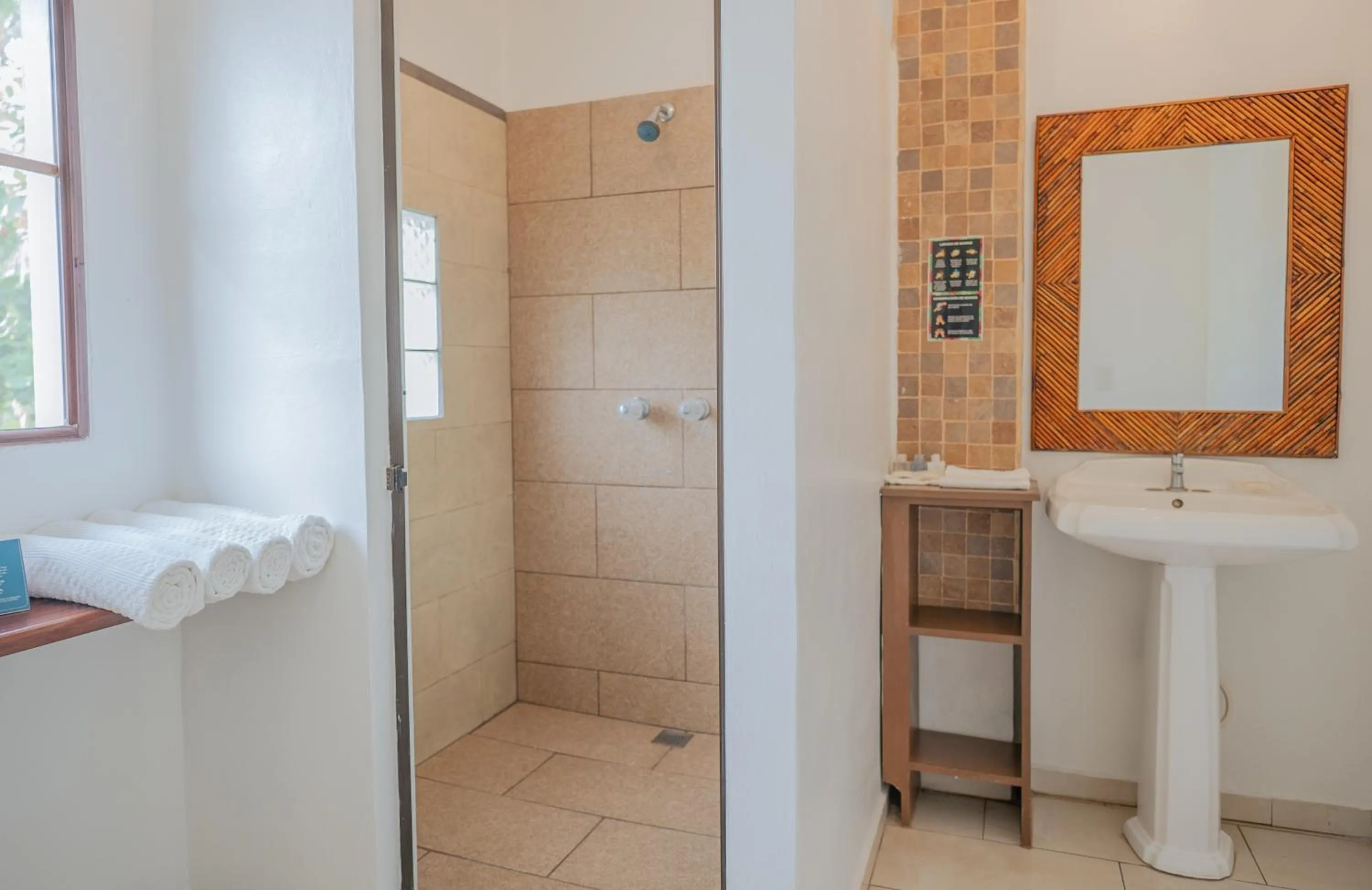 Shower in Hotel Roca Sunzal