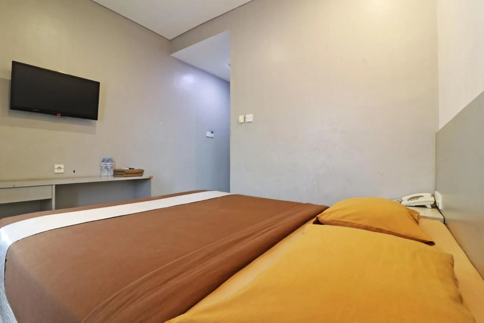 Bedroom, TV/Entertainment Center in Eve Hotel