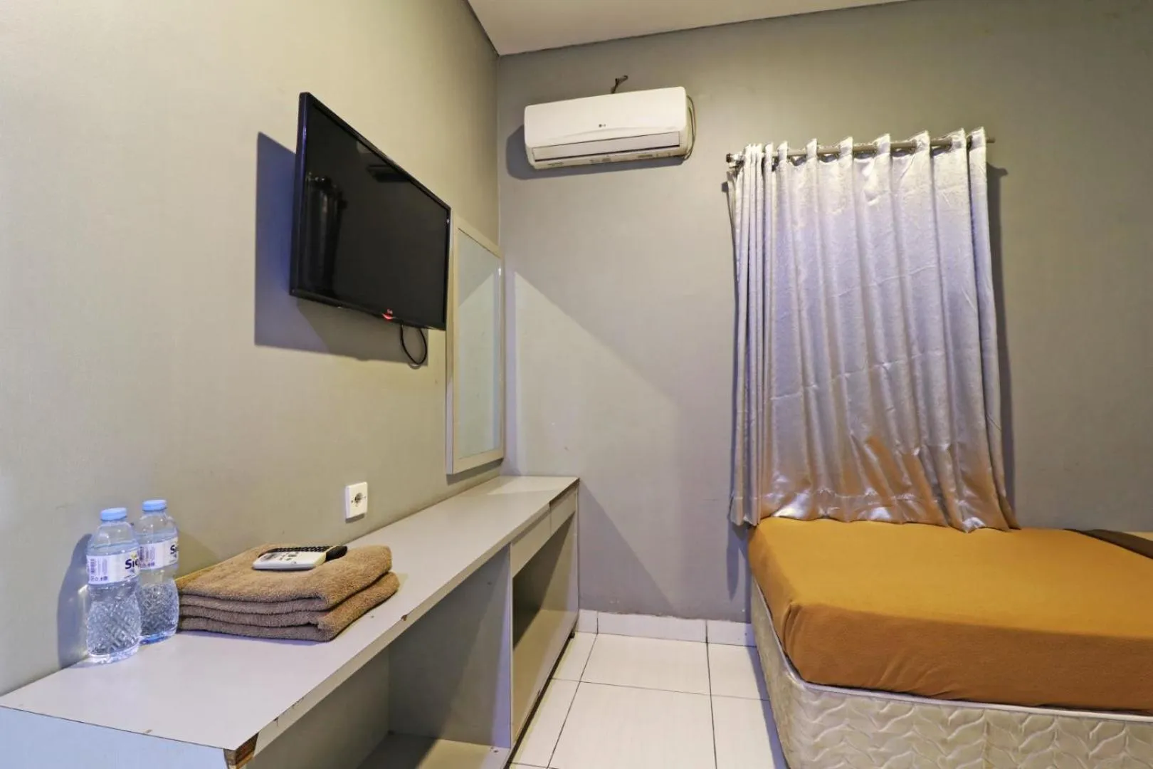 Bedroom, TV/Entertainment Center in Eve Hotel