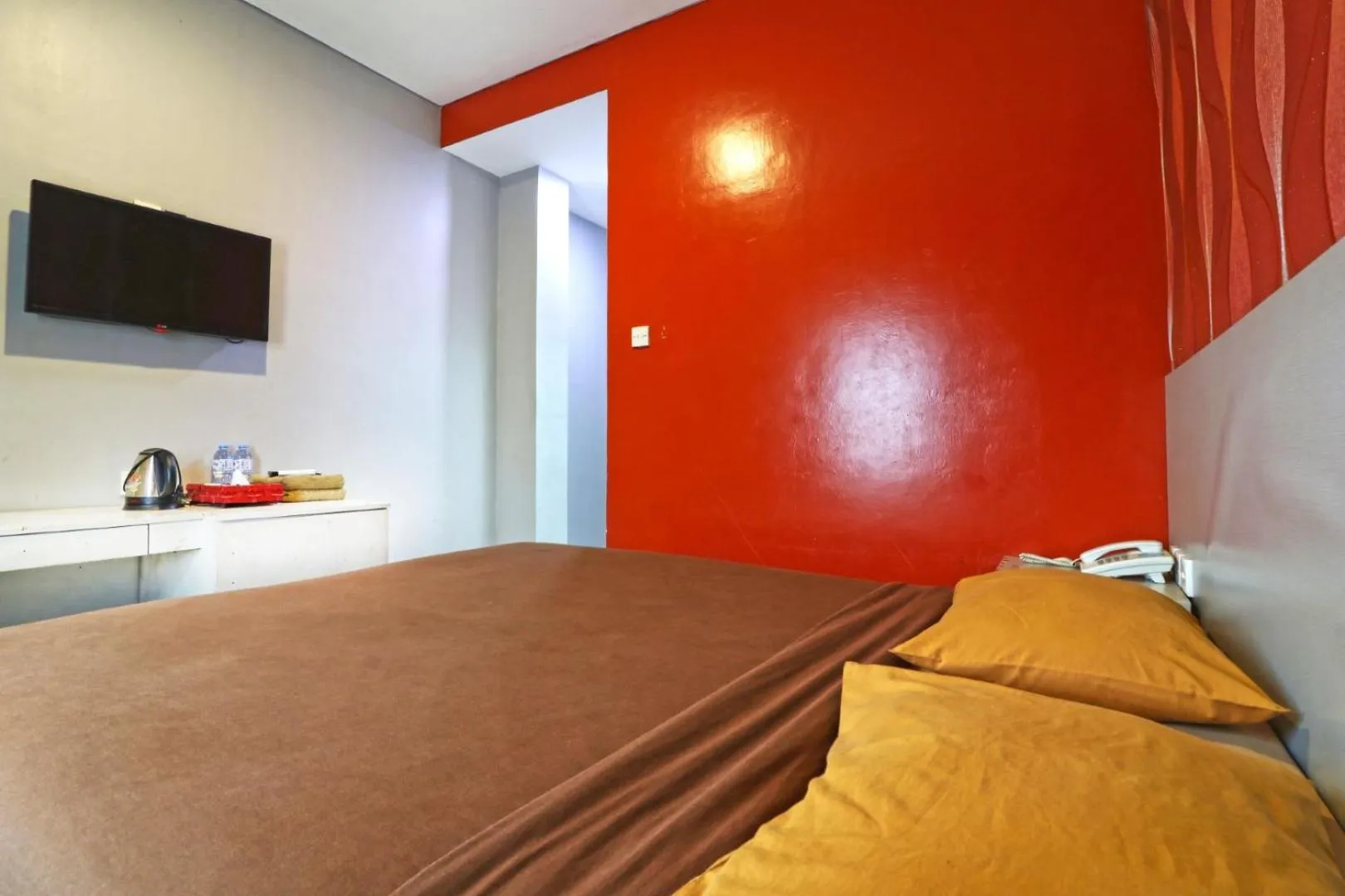 Bedroom, TV/Entertainment Center in Eve Hotel