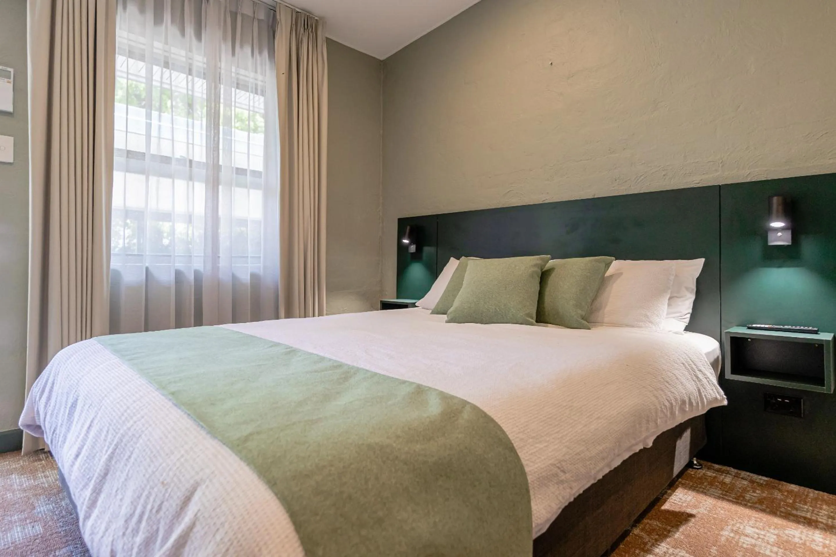 Bed in Everton Park Hotel