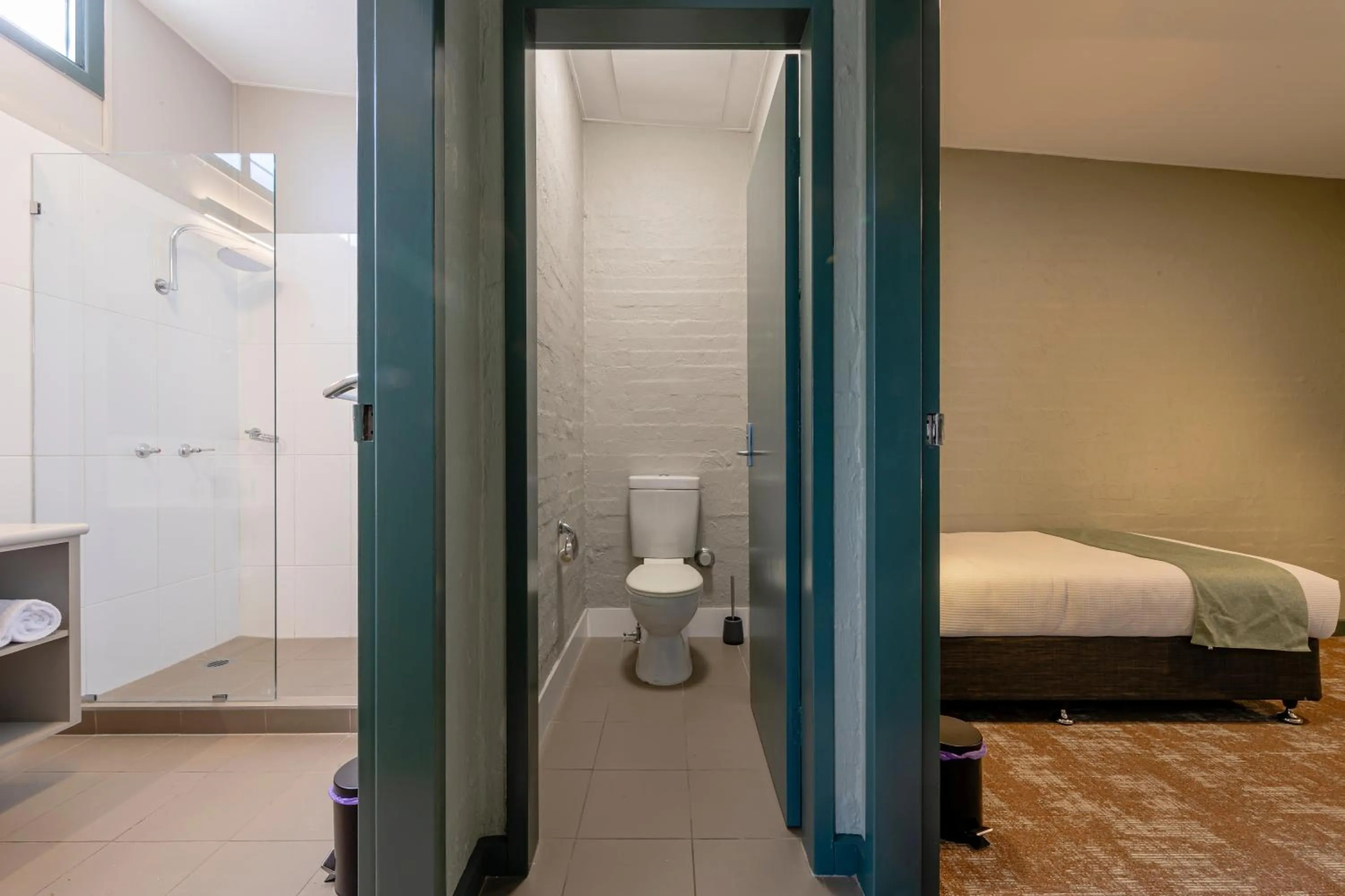 Bathroom in Everton Park Hotel