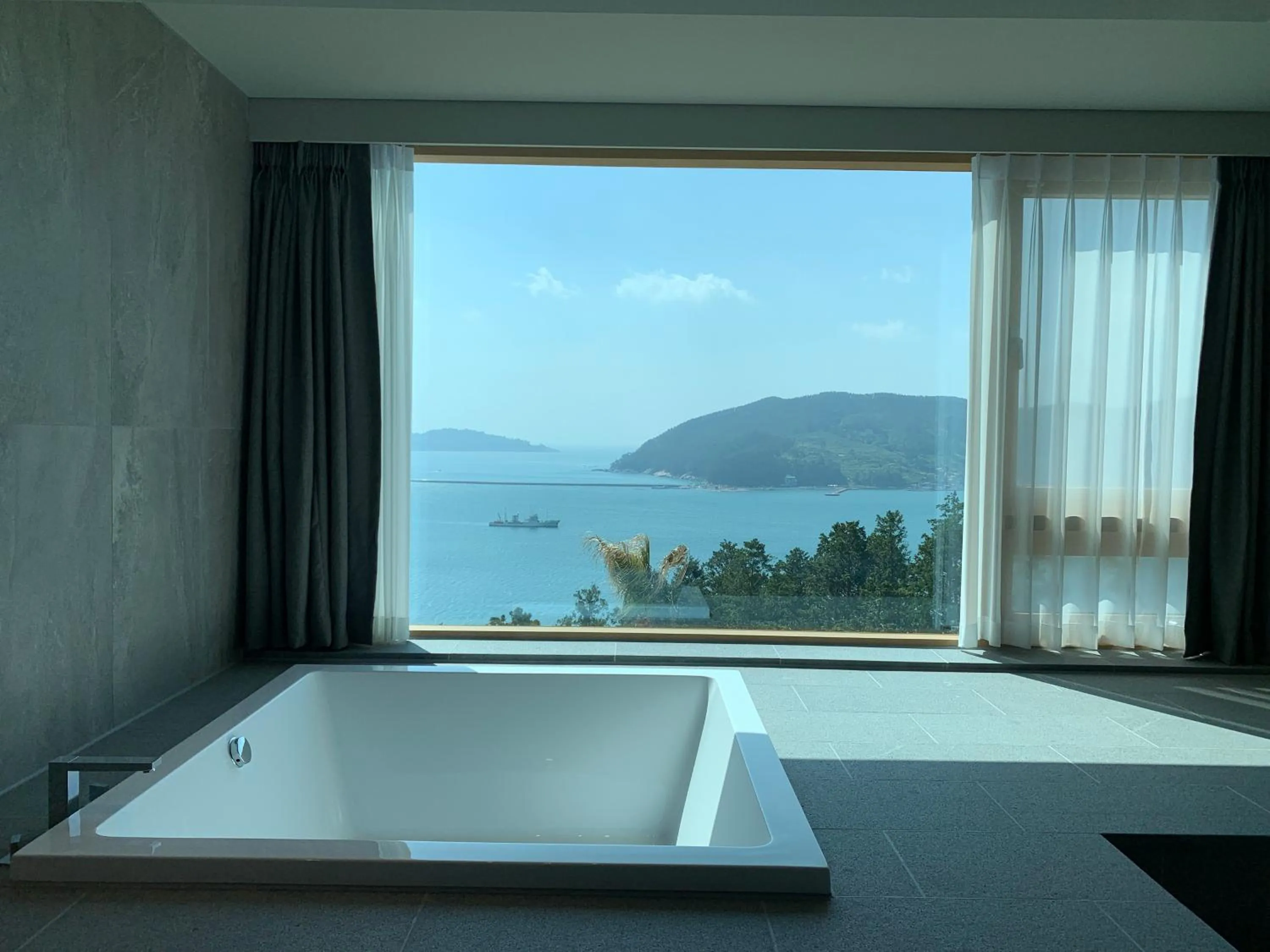 Hot Tub in Hotel SANG SANG & Private SANG SANG POOL VILLA