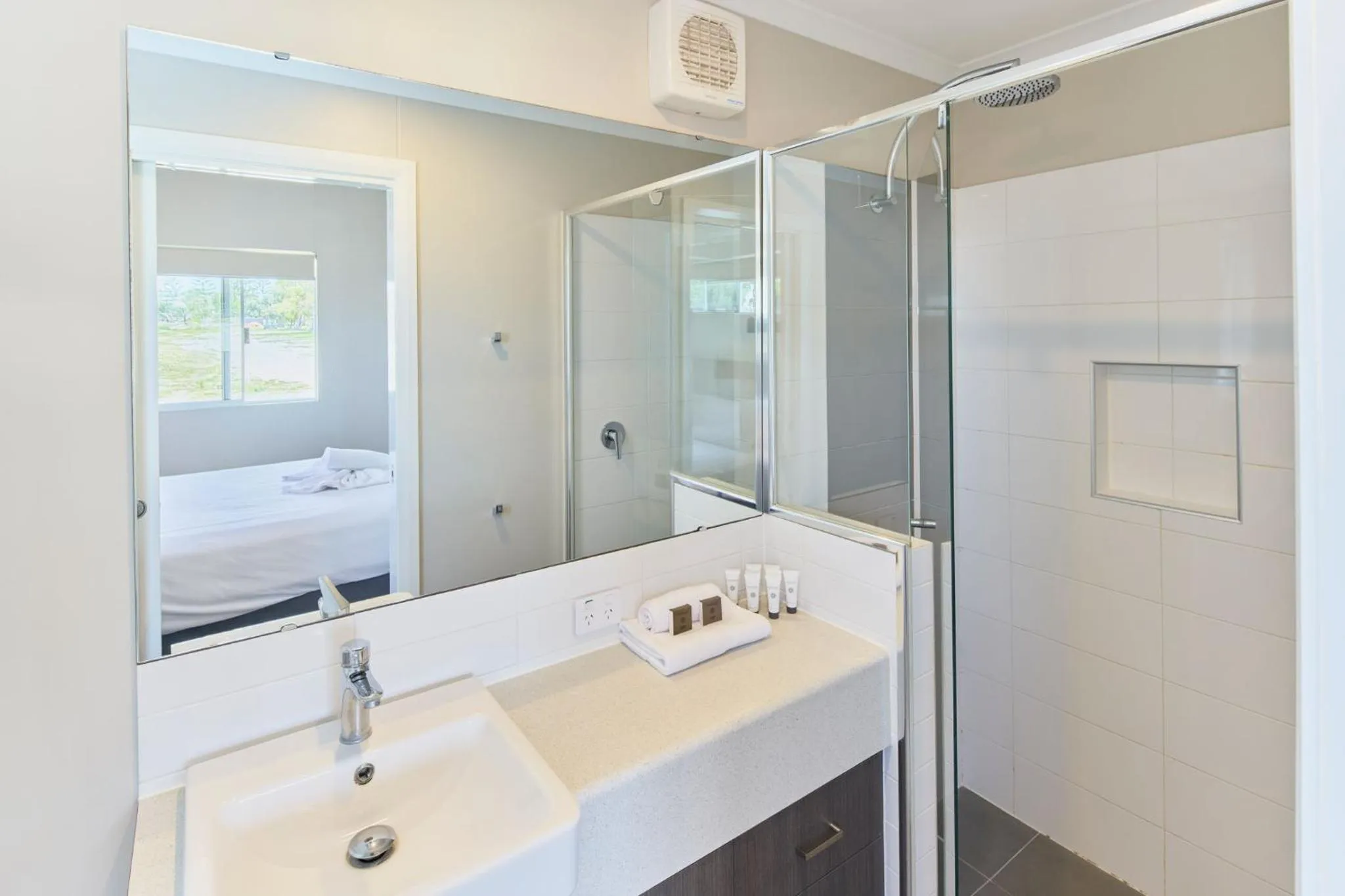 Bathroom, Bed in RAC Cervantes Holiday Park