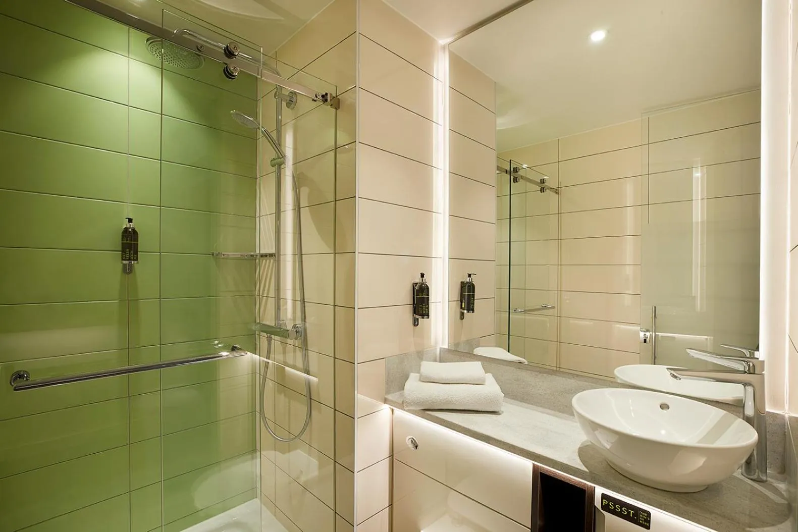 Bathroom in hub London - King's Cross