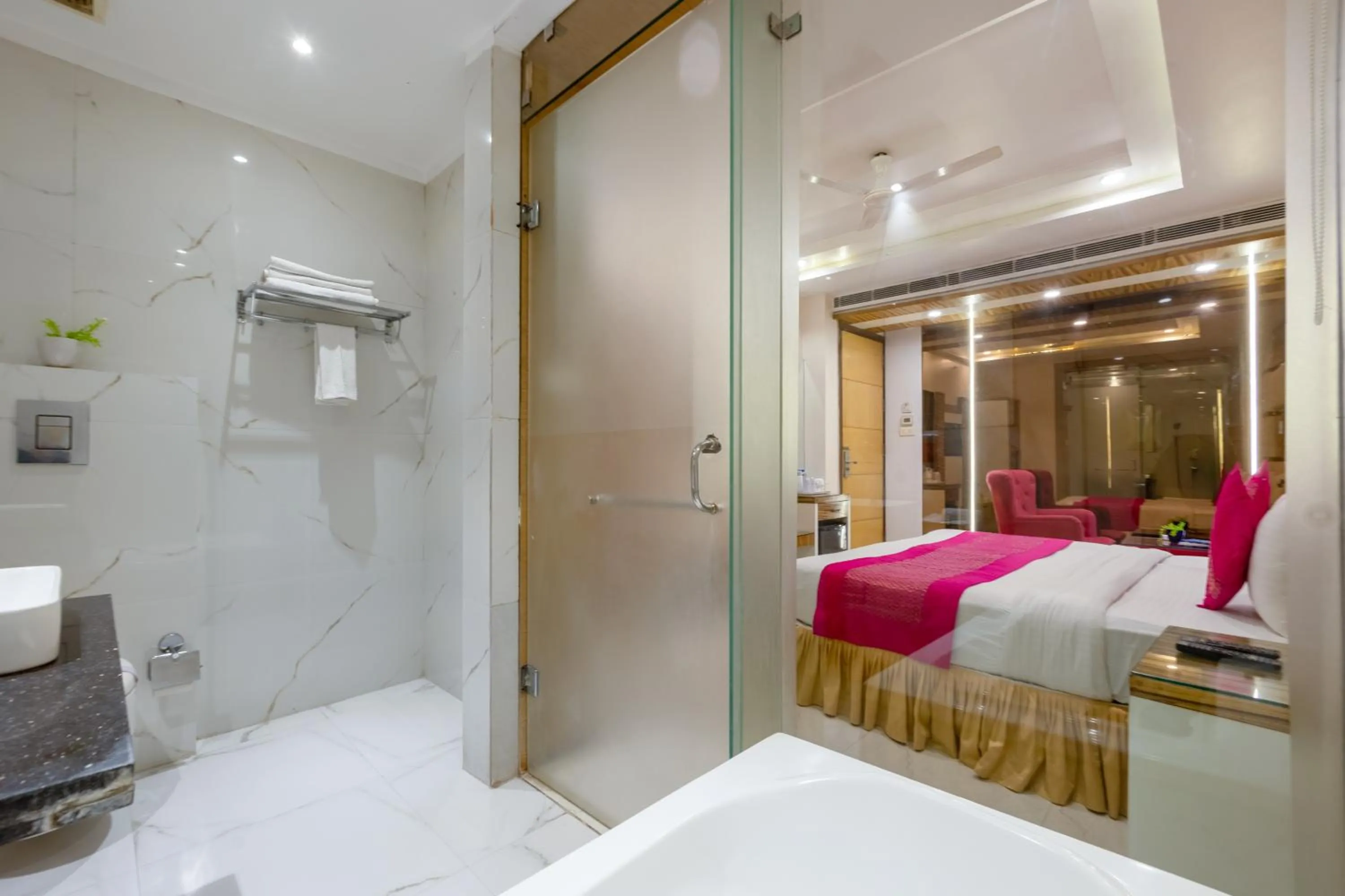 Bed in Aman Continental With Restaurant - 5Mins from Connaught Place ,Railway Station & Metro