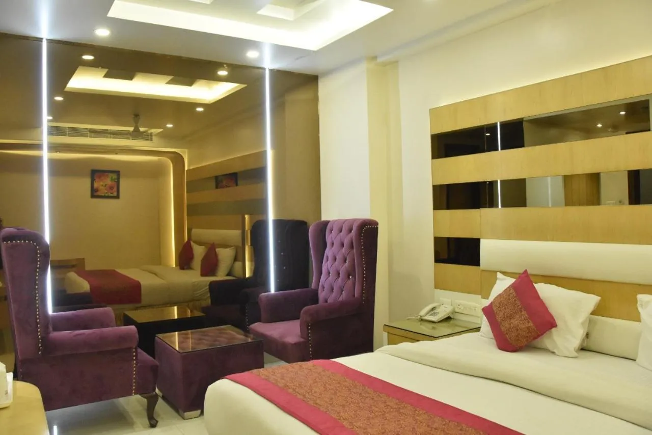 Living room, Bed in Aman Continental With Restaurant - 5Mins from Connaught Place ,Railway Station & Metro