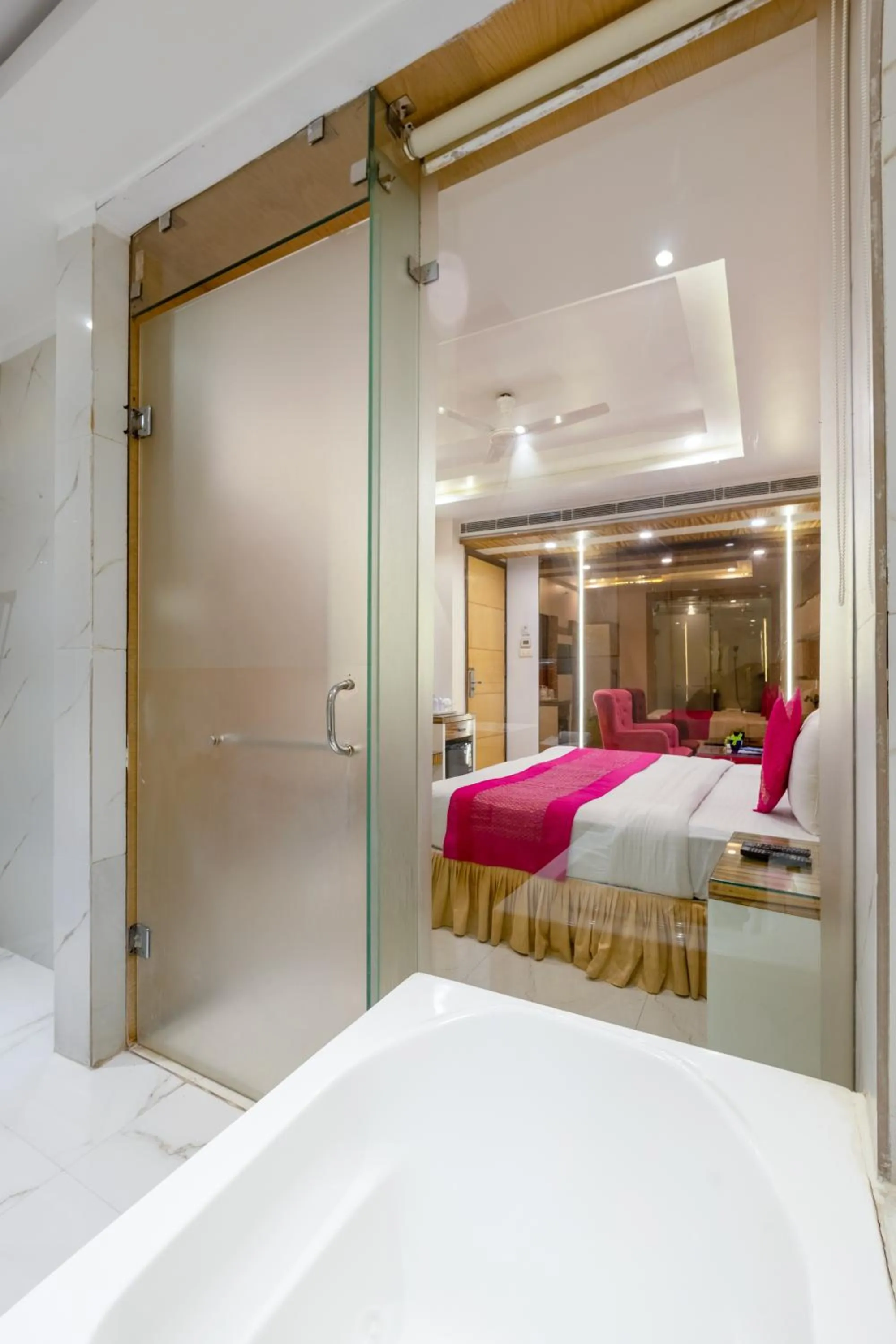 Bed in Aman Continental With Restaurant - 5Mins from Connaught Place ,Railway Station & Metro