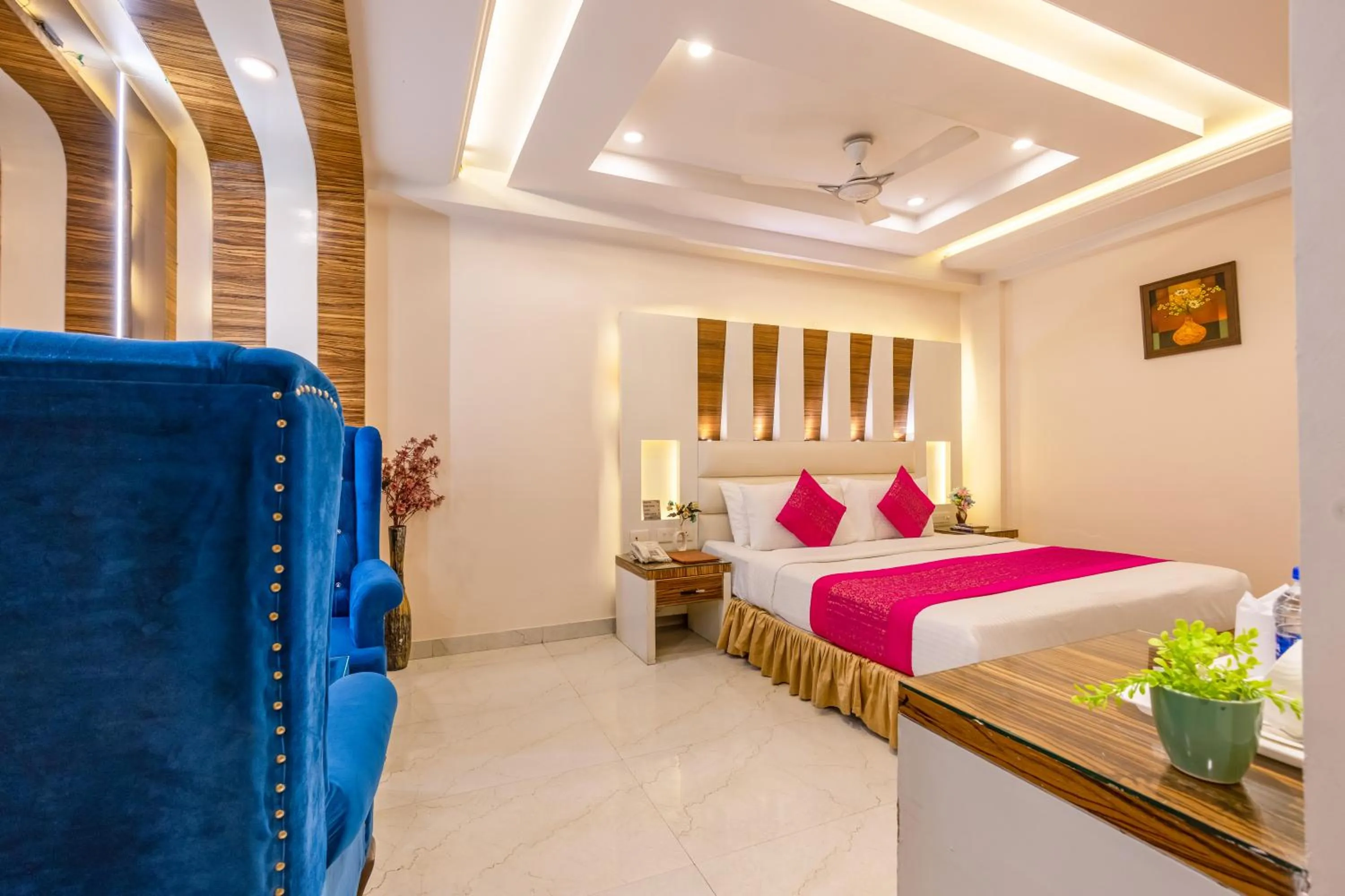 Bedroom, Bed in Aman Continental With Restaurant - 5Mins from Connaught Place ,Railway Station & Metro