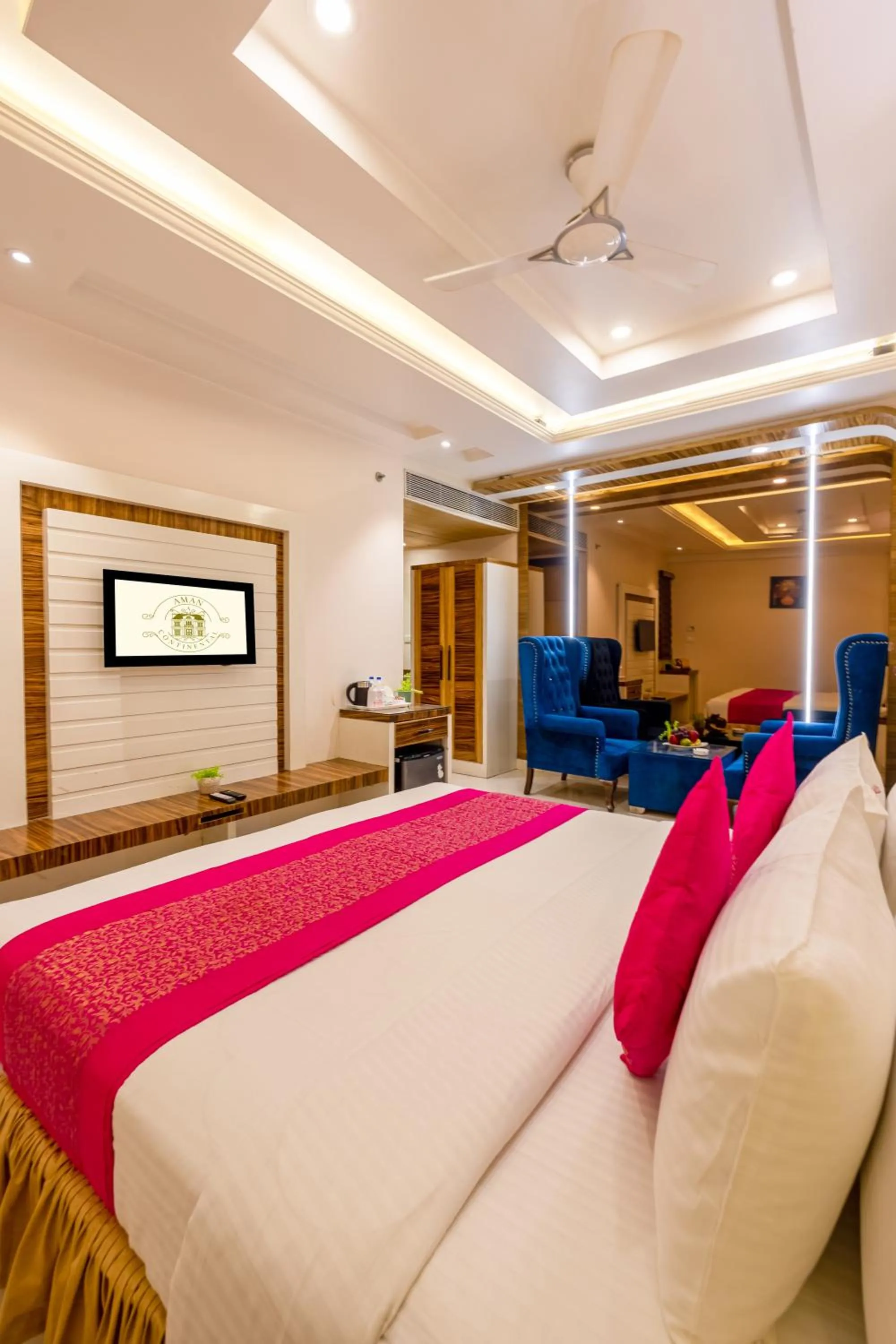 Bedroom, Bed in Aman Continental With Restaurant - 5Mins from Connaught Place ,Railway Station & Metro