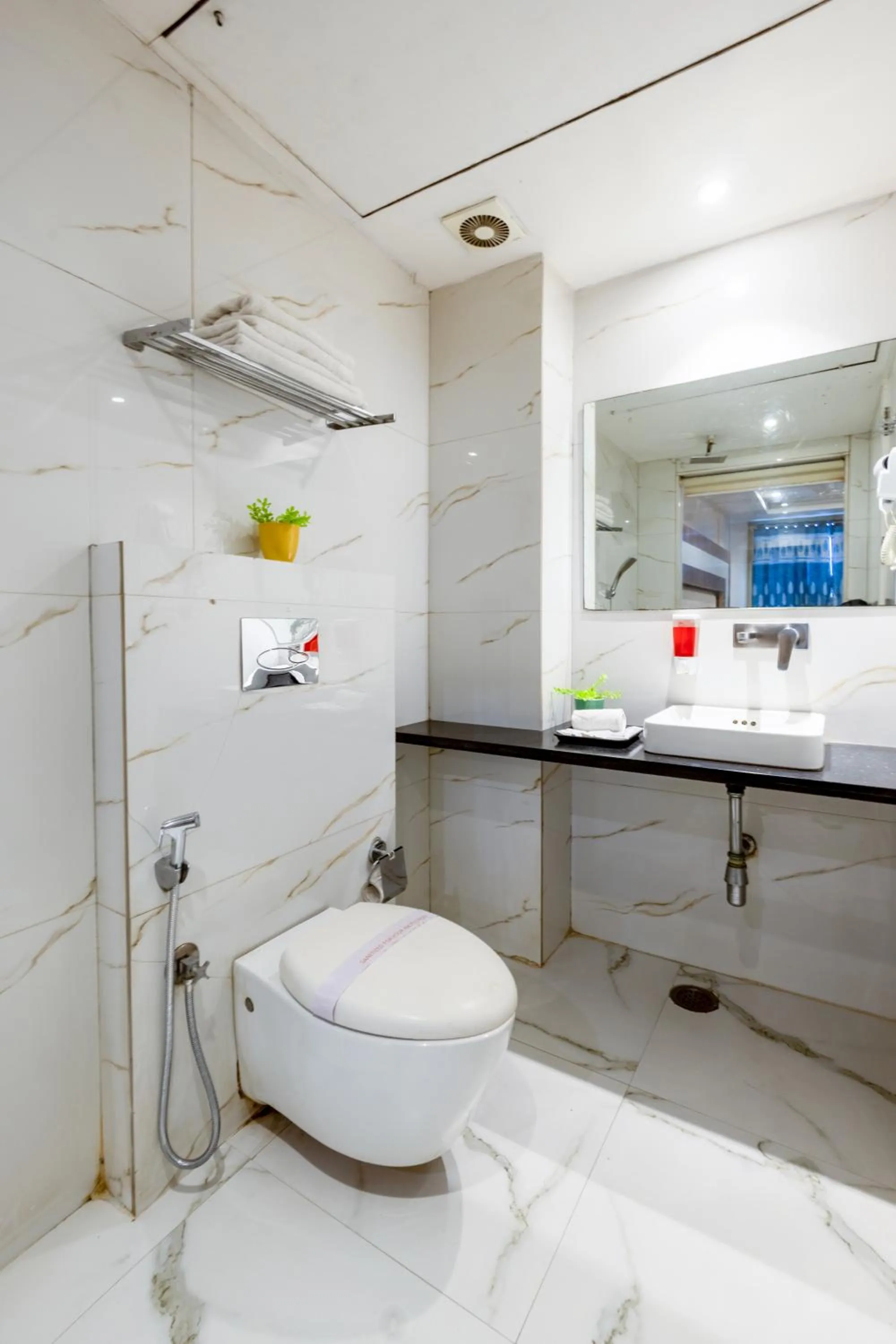 Aman Continental With Restaurant - 5Mins from Connaught Place ,Railway Station & Metro