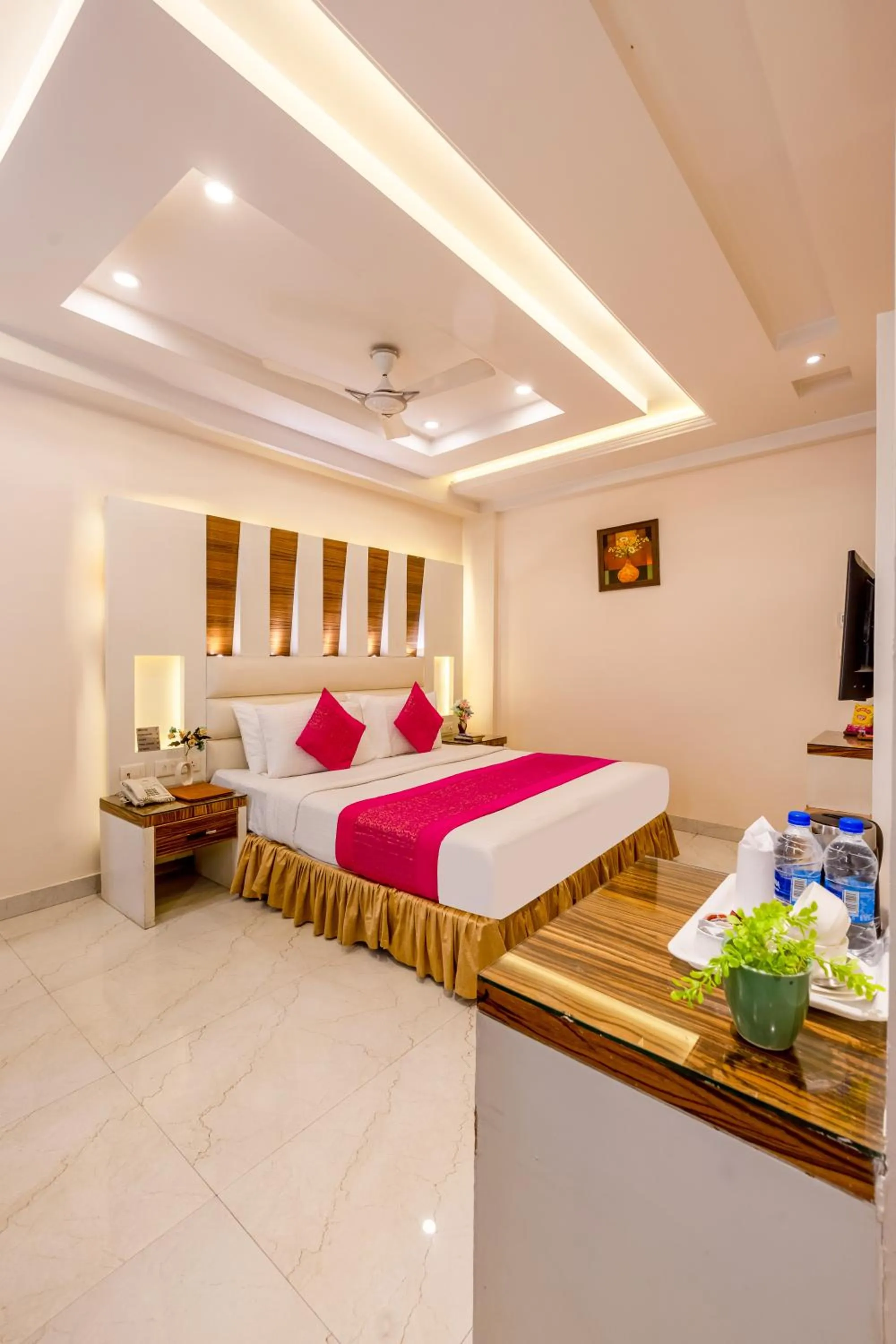 Bedroom, Bed in Aman Continental With Restaurant - 5Mins from Connaught Place ,Railway Station & Metro