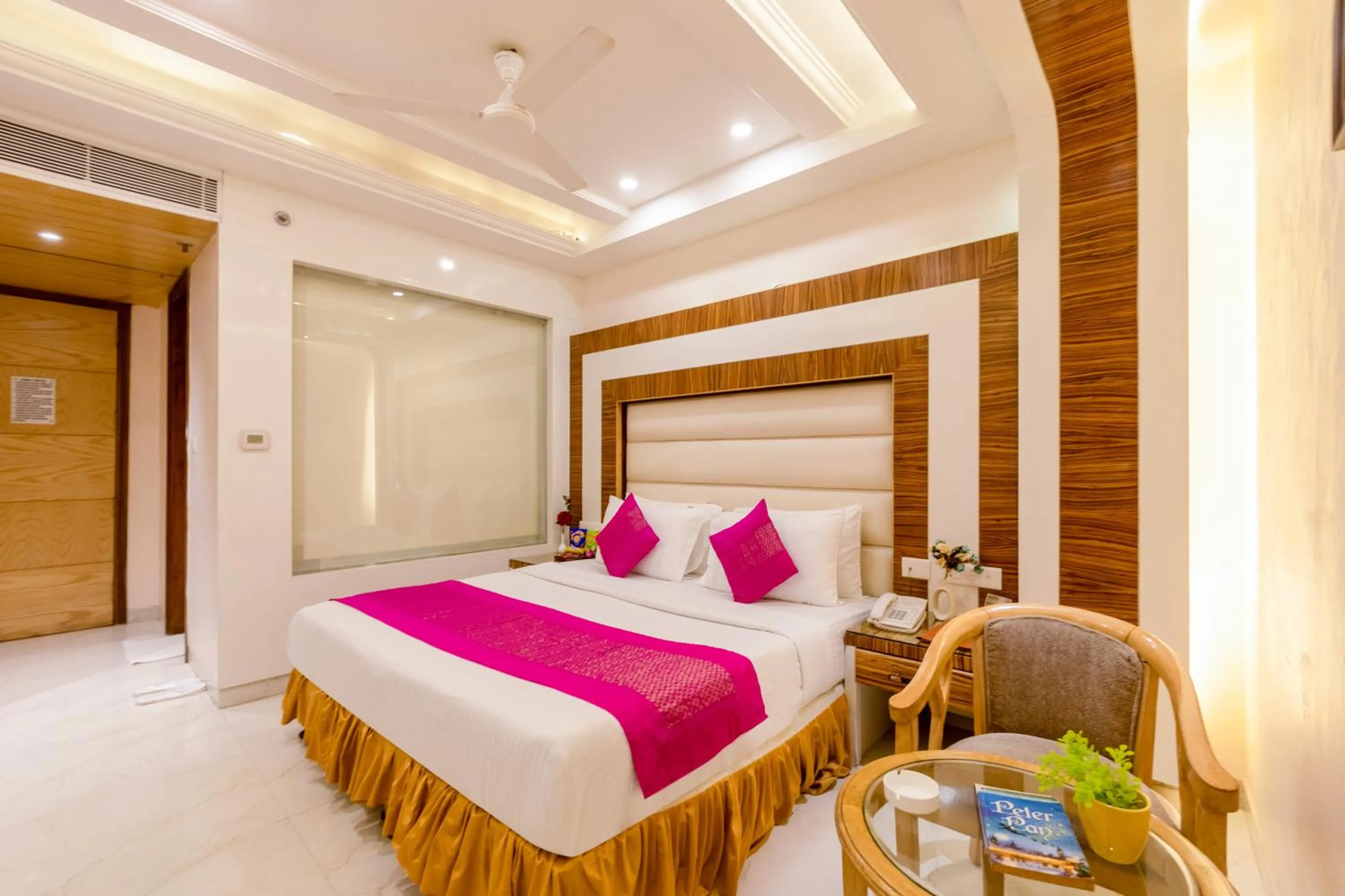 Bedroom, Bed in Aman Continental With Restaurant - 5Mins from Connaught Place ,Railway Station & Metro