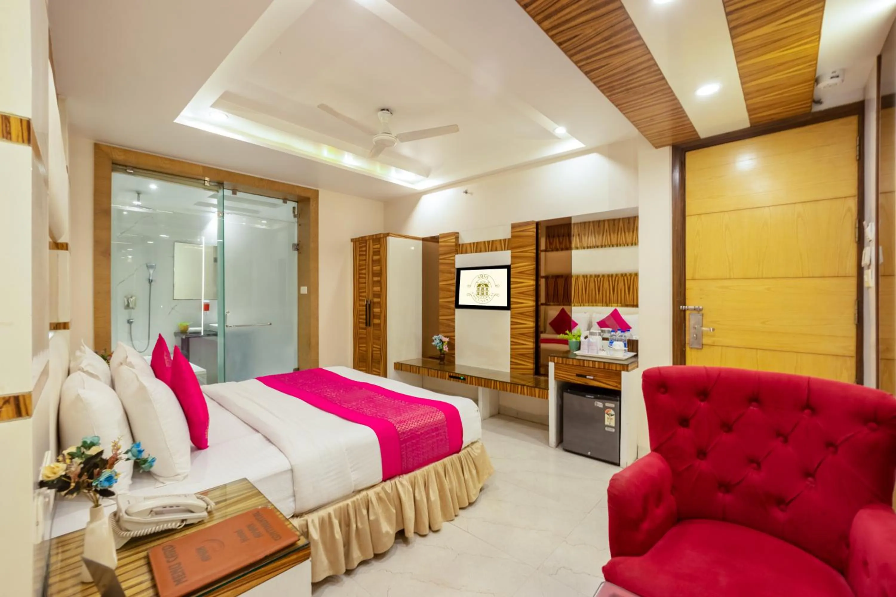 Bed in Aman Continental With Restaurant - 5Mins from Connaught Place ,Railway Station & Metro