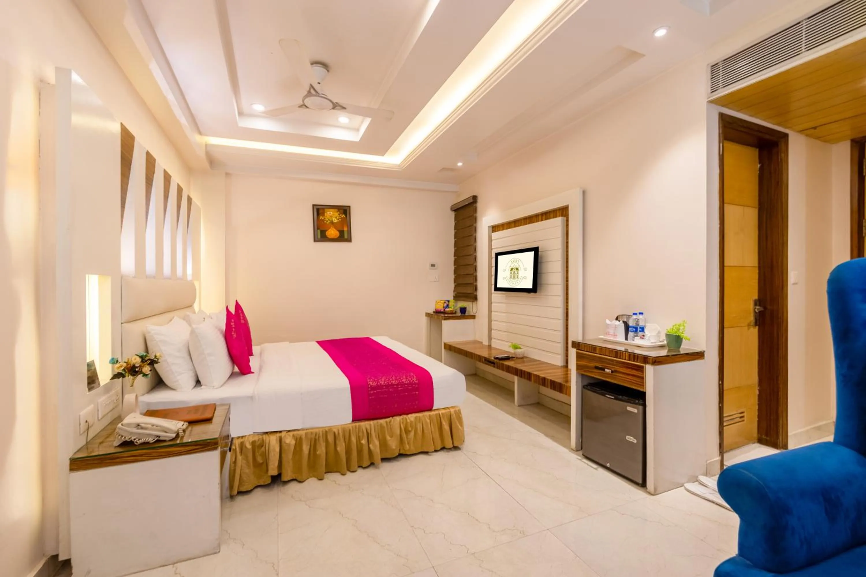 Bed in Aman Continental With Restaurant - 5Mins from Connaught Place ,Railway Station & Metro