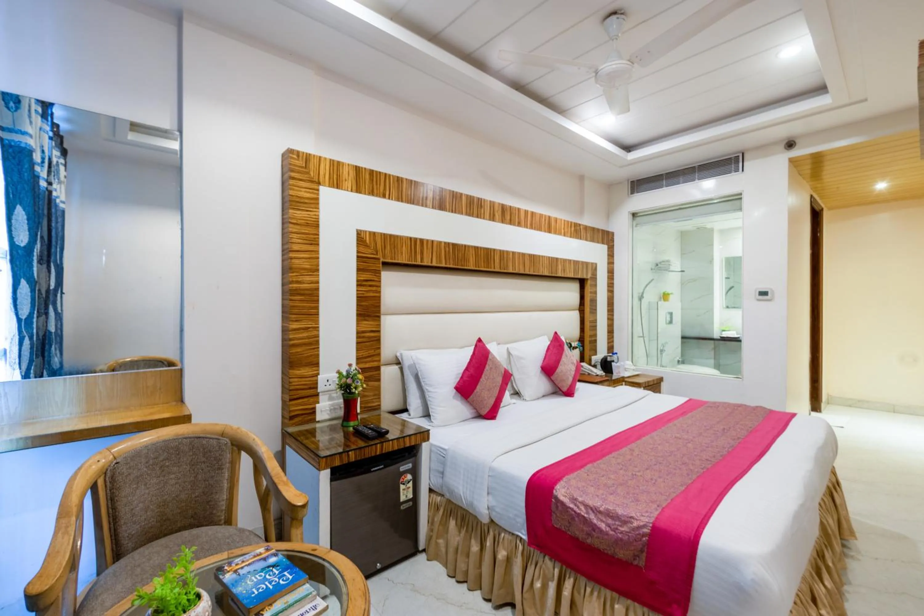 Bed in Aman Continental With Restaurant - 5Mins from Connaught Place ,Railway Station & Metro