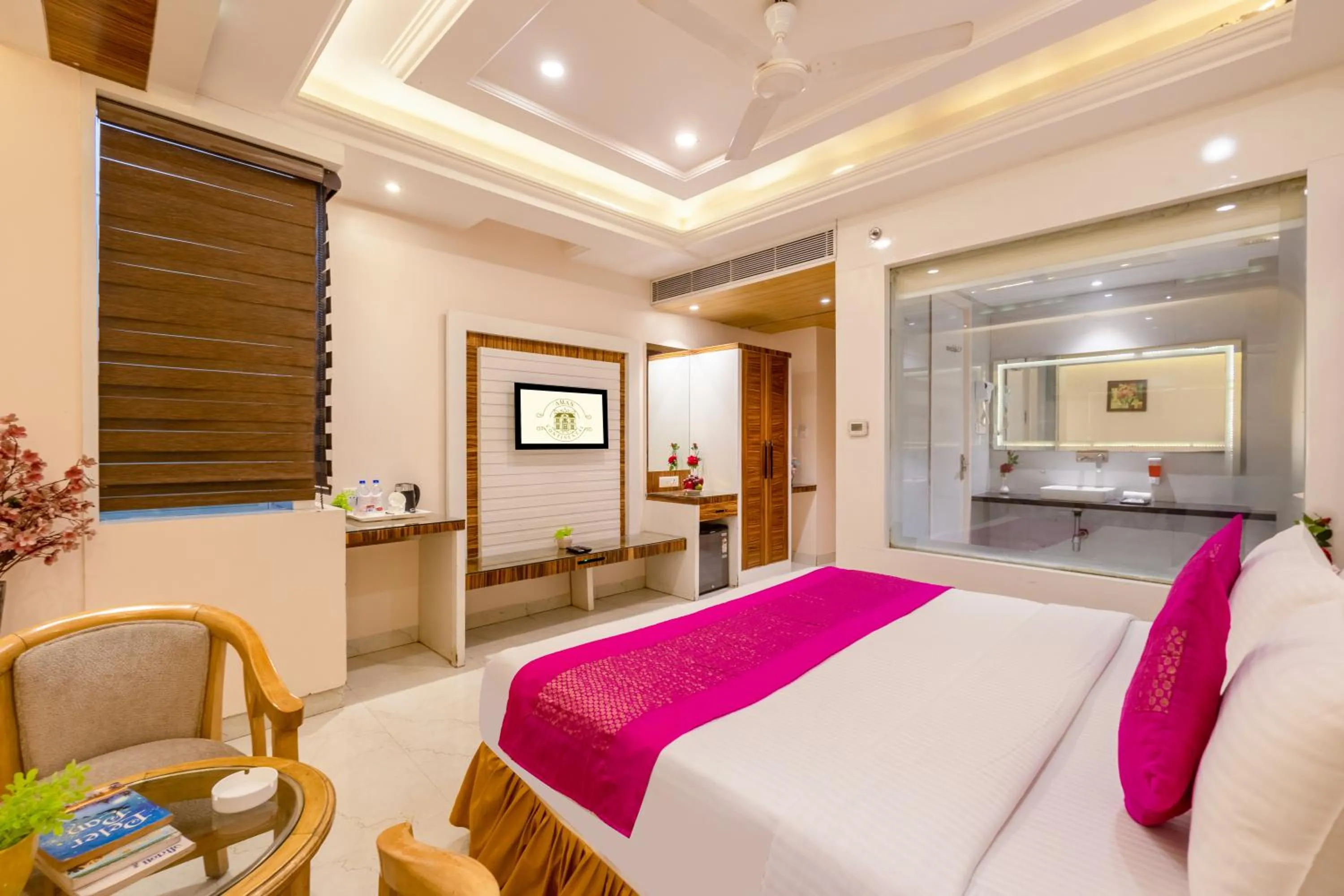 Bedroom, Bed in Aman Continental With Restaurant - 5Mins from Connaught Place ,Railway Station & Metro