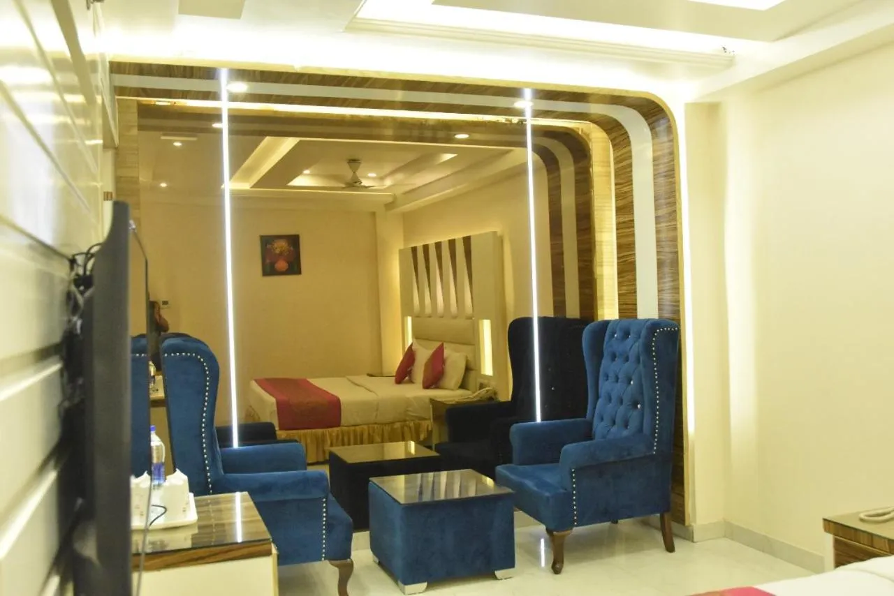 Living room in Aman Continental With Restaurant - 5Mins from Connaught Place ,Railway Station & Metro