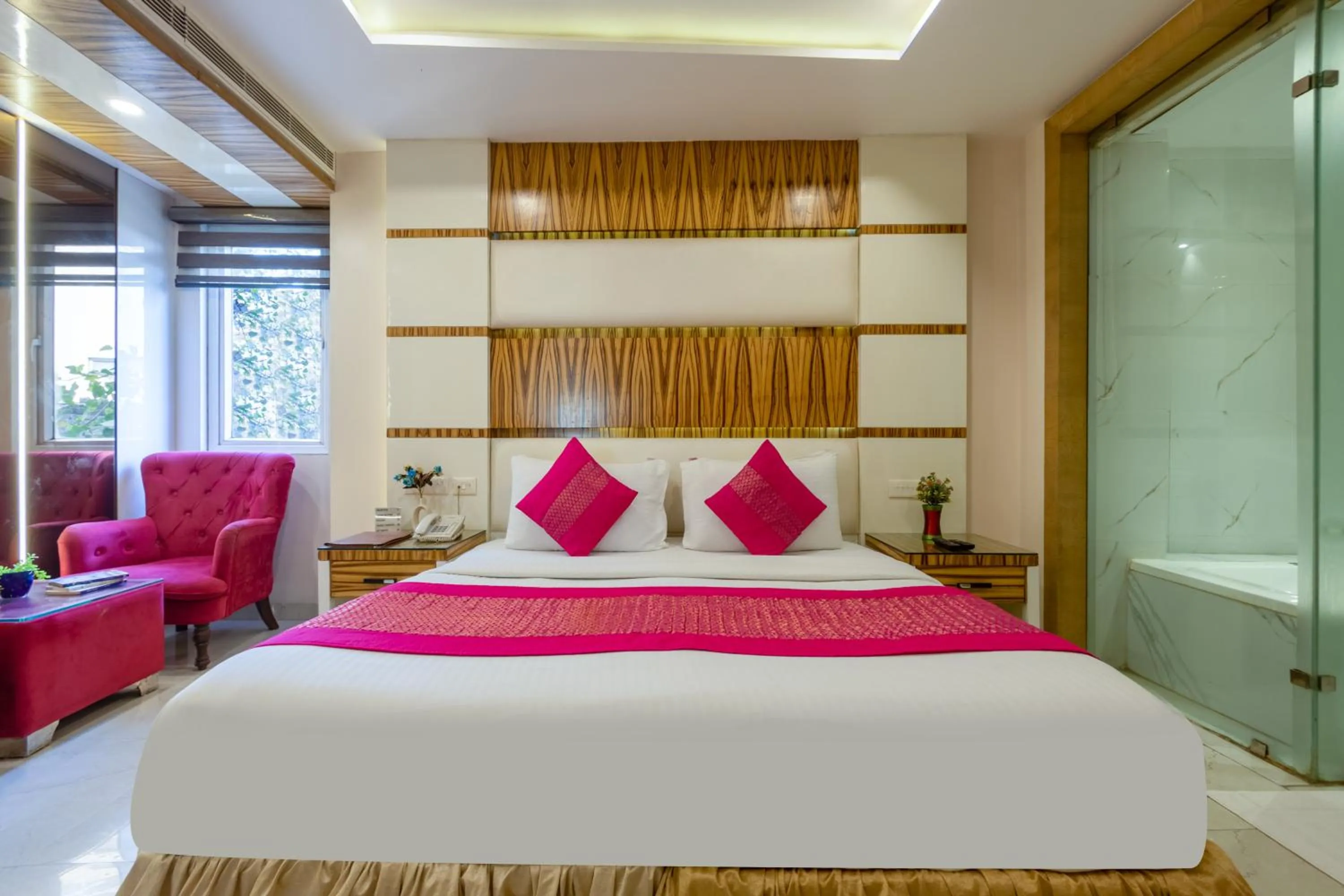 Bed in Aman Continental With Restaurant - 5Mins from Connaught Place ,Railway Station & Metro