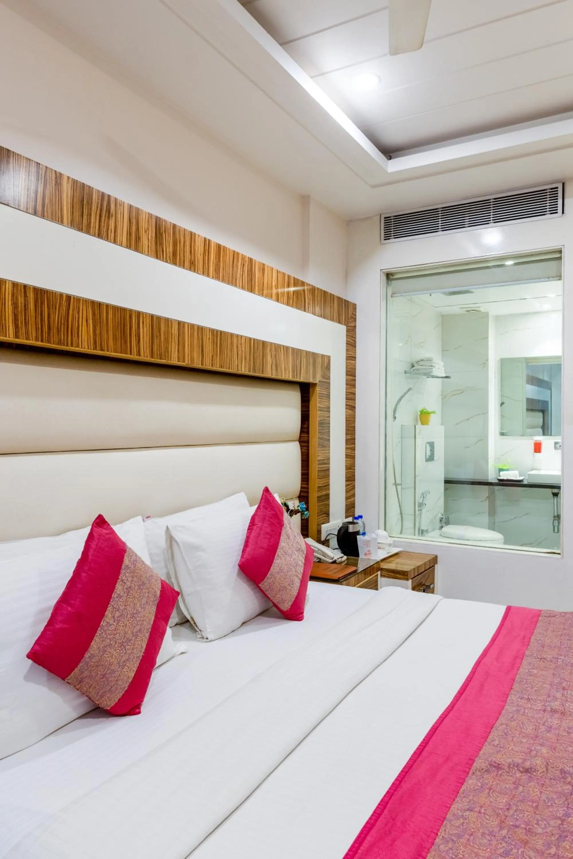 Bed in Aman Continental With Restaurant - 5Mins from Connaught Place ,Railway Station & Metro