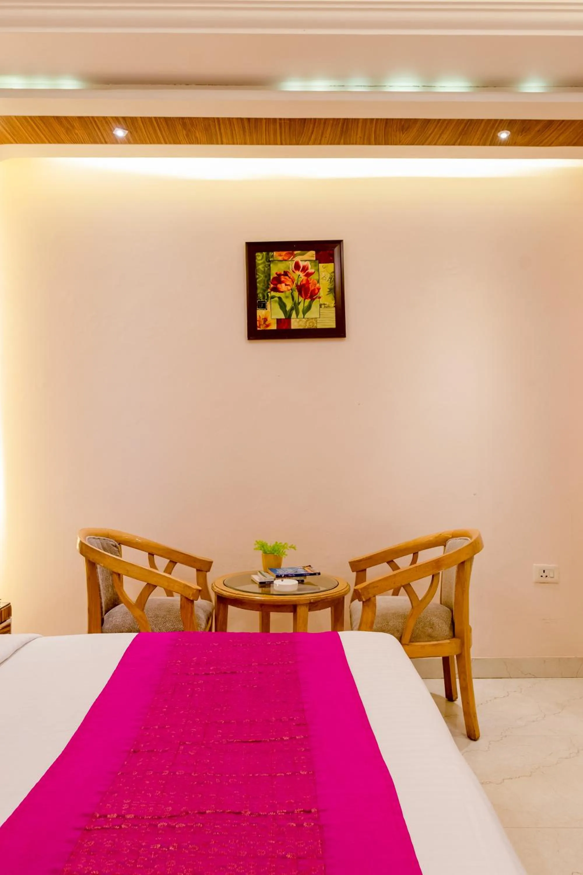 Seating area, Bed in Aman Continental With Restaurant - 5Mins from Connaught Place ,Railway Station & Metro