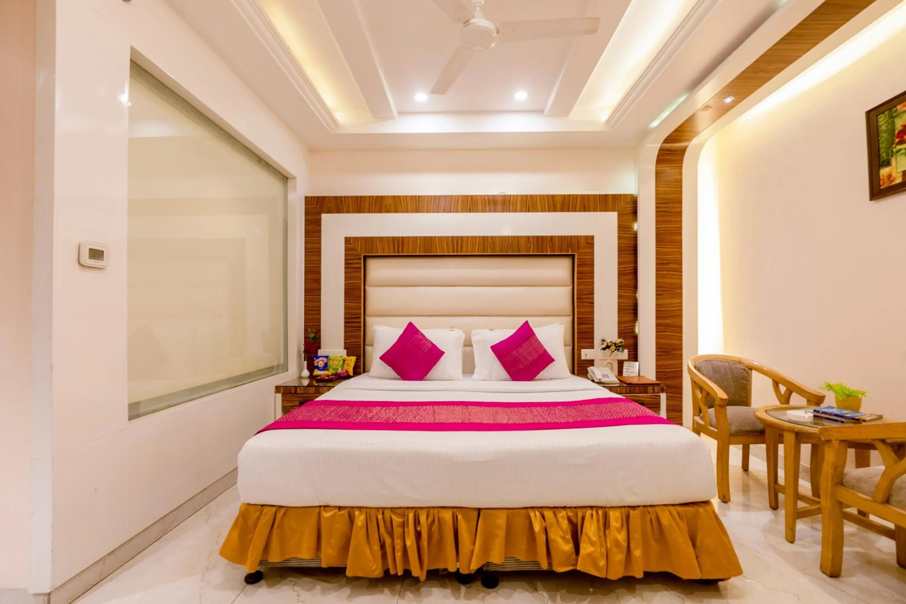 Bedroom, Bed in Aman Continental With Restaurant - 5Mins from Connaught Place ,Railway Station & Metro