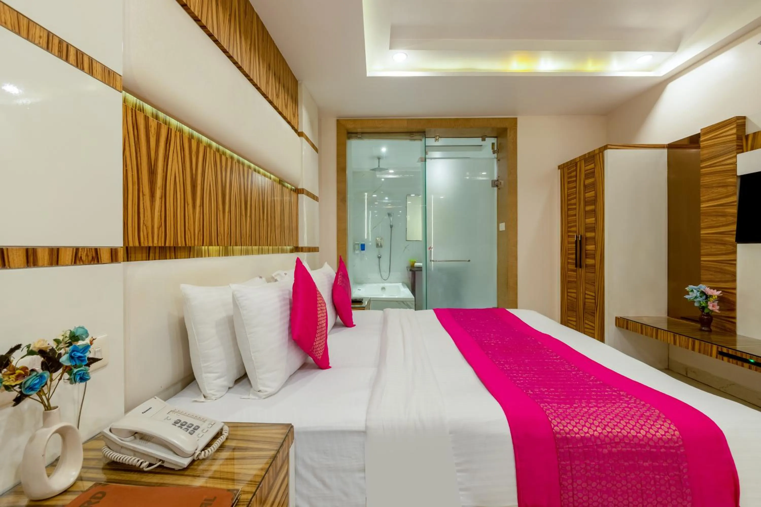 Bed in Aman Continental With Restaurant - 5Mins from Connaught Place ,Railway Station & Metro