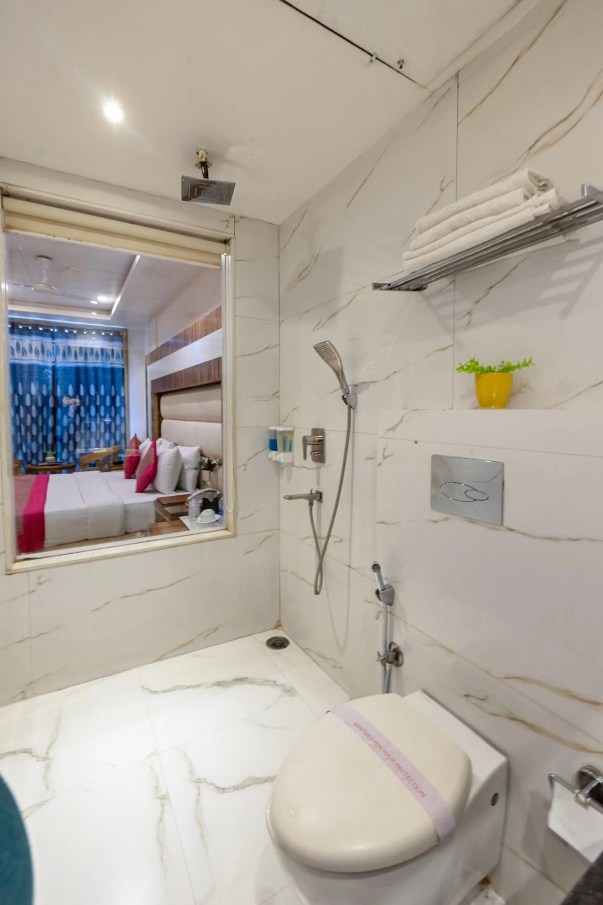 Aman Continental With Restaurant - 5Mins from Connaught Place ,Railway Station & Metro