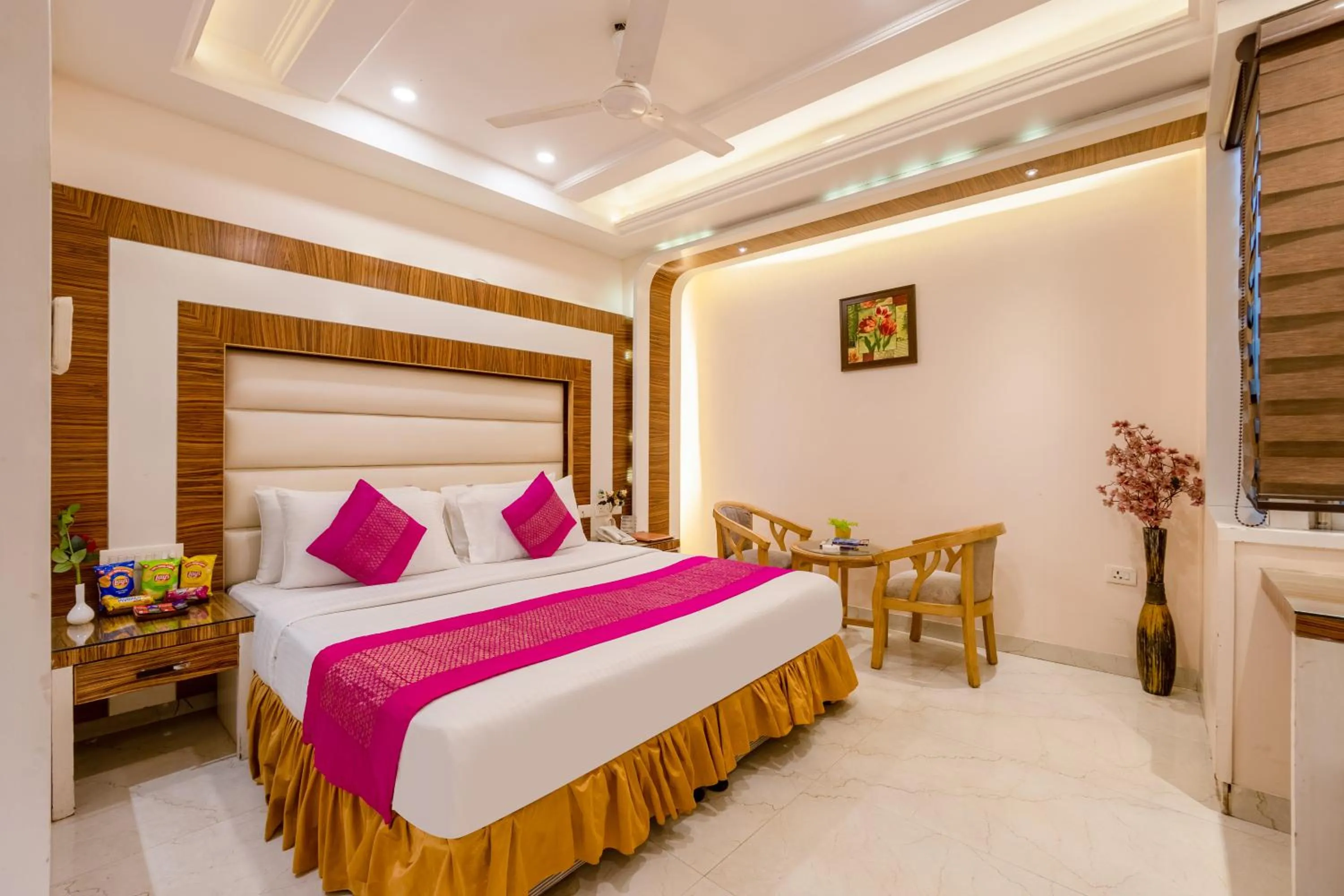 Bed in Aman Continental With Restaurant - 5Mins from Connaught Place ,Railway Station & Metro