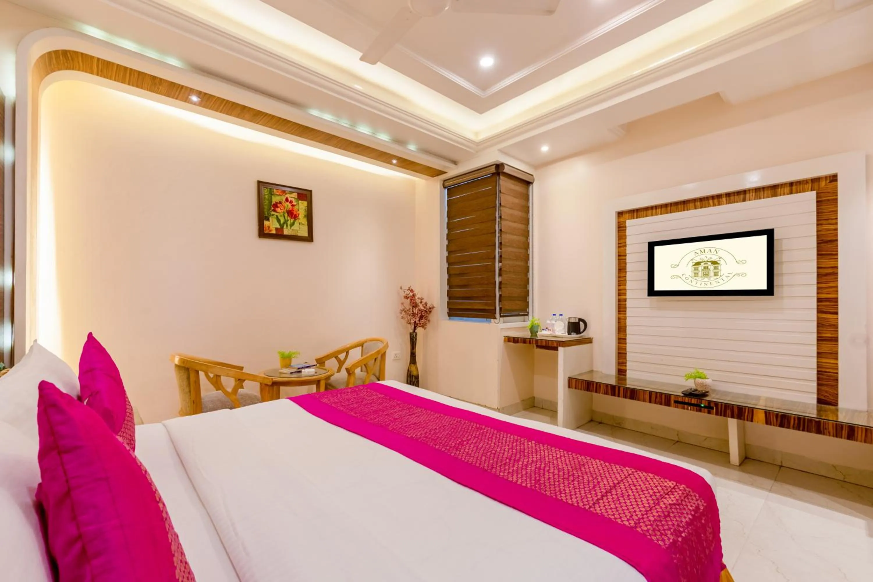 Bed in Aman Continental With Restaurant - 5Mins from Connaught Place ,Railway Station & Metro