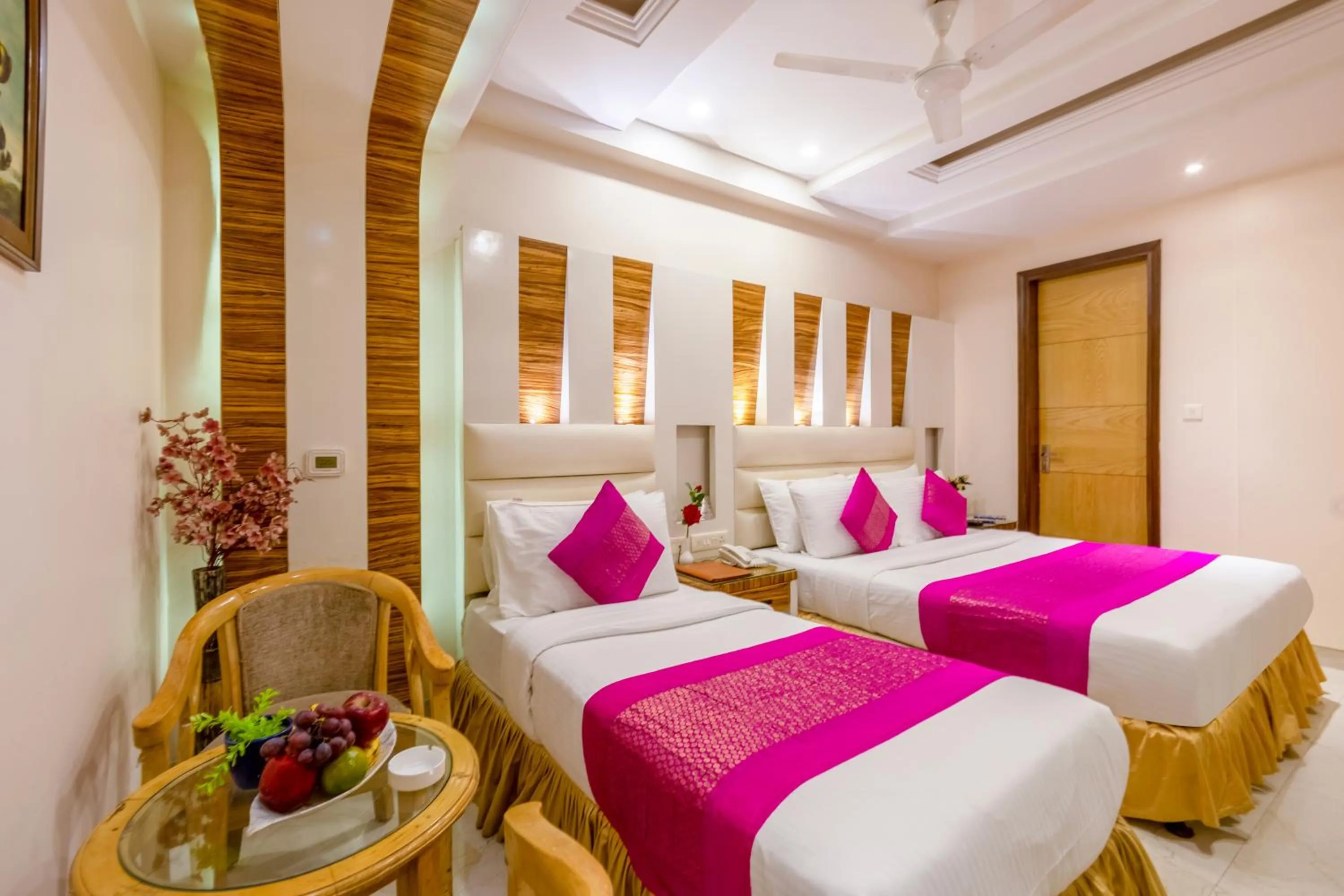 Bed in Aman Continental With Restaurant - 5Mins from Connaught Place ,Railway Station & Metro