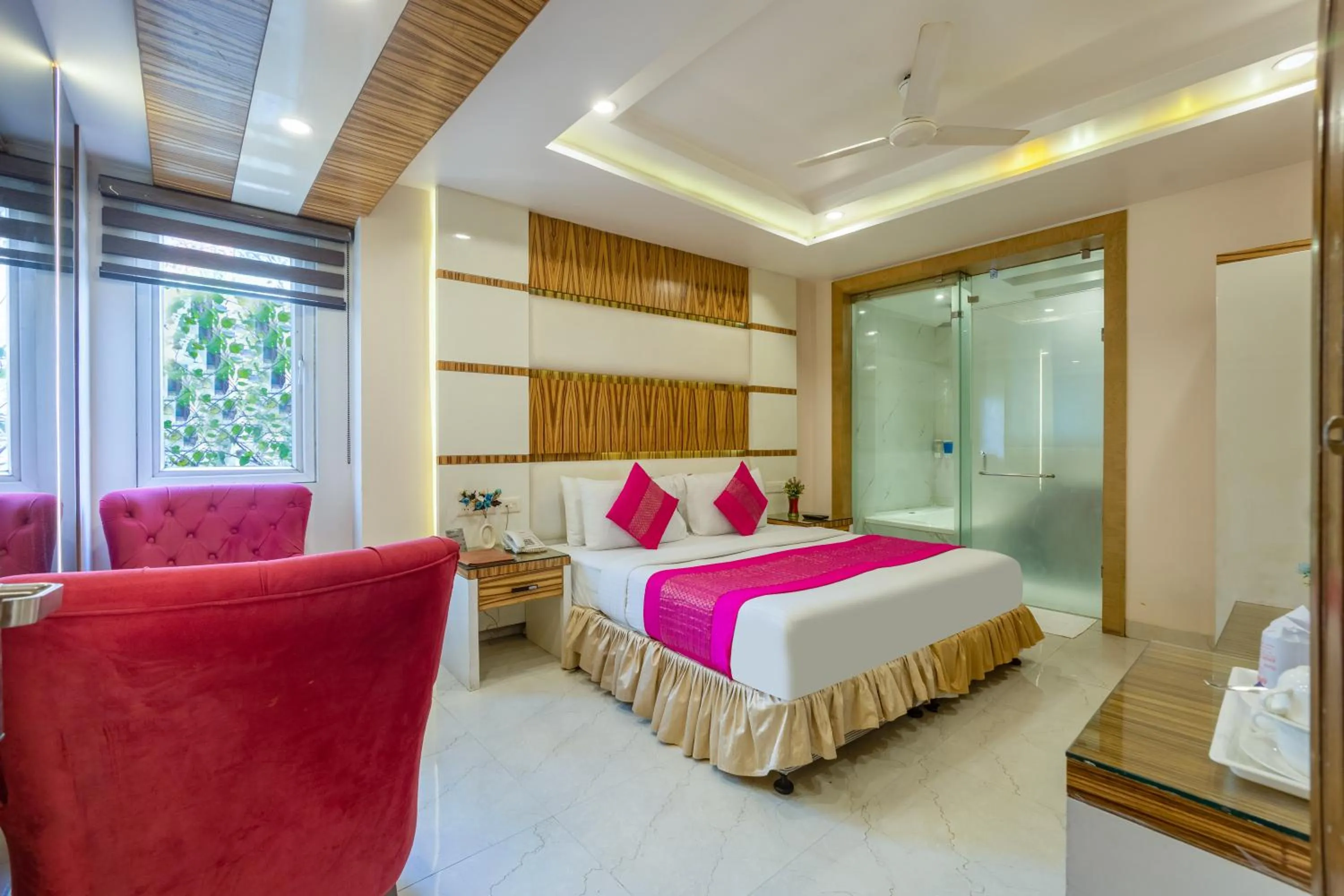 Bed in Aman Continental With Restaurant - 5Mins from Connaught Place ,Railway Station & Metro