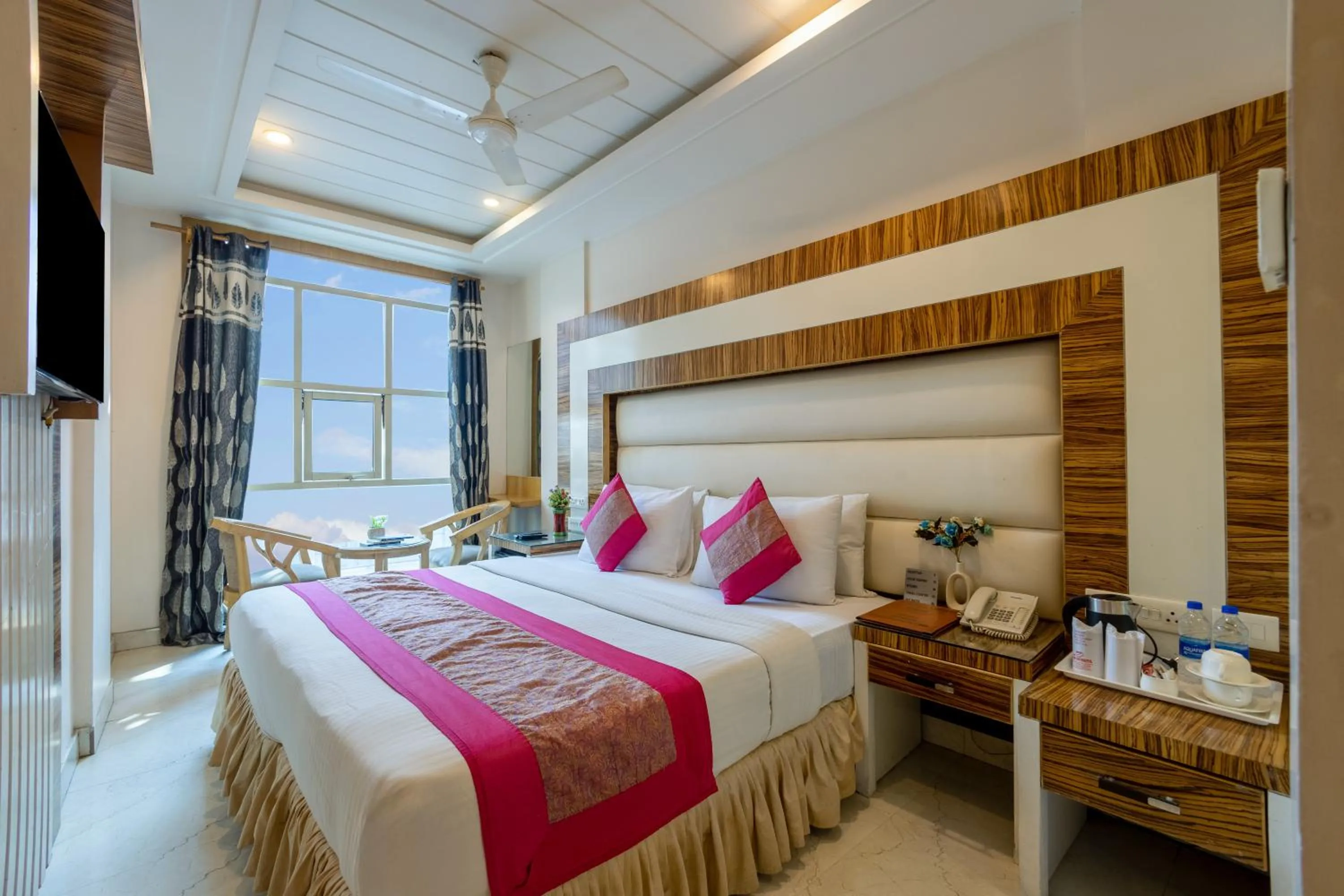 Bed in Aman Continental With Restaurant - 5Mins from Connaught Place ,Railway Station & Metro