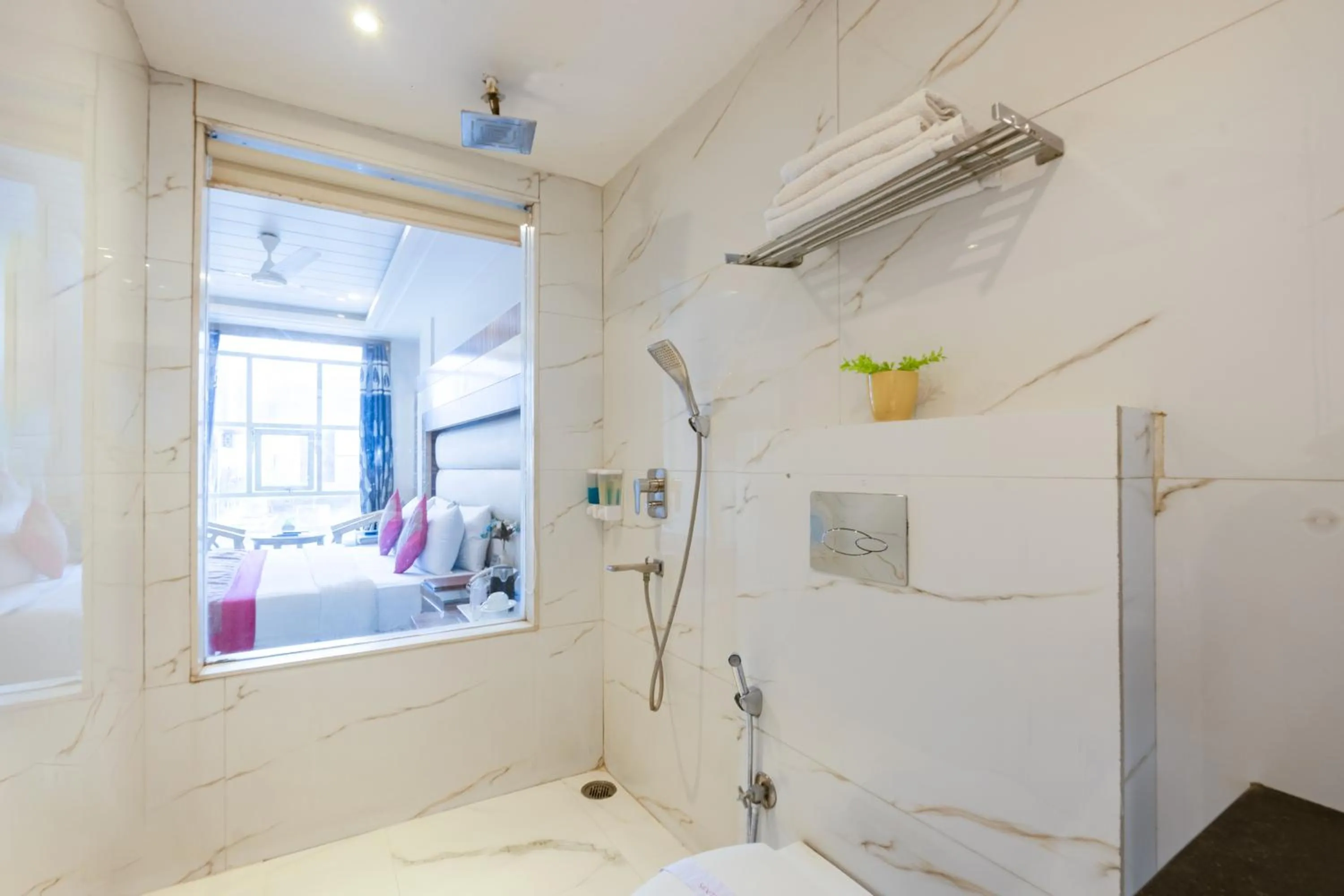 Aman Continental With Restaurant - 5Mins from Connaught Place ,Railway Station & Metro