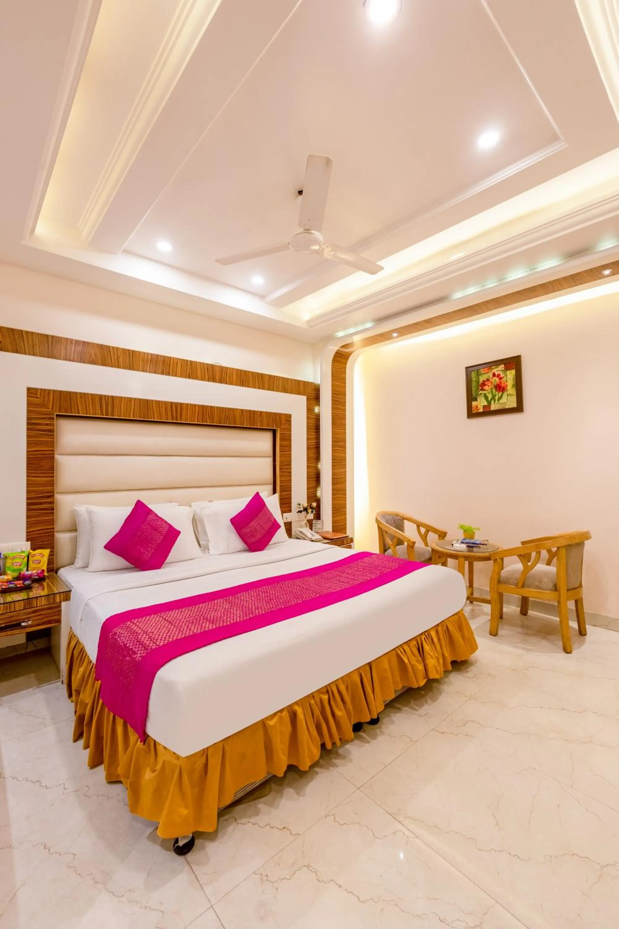 Bedroom, Bed in Aman Continental With Restaurant - 5Mins from Connaught Place ,Railway Station & Metro